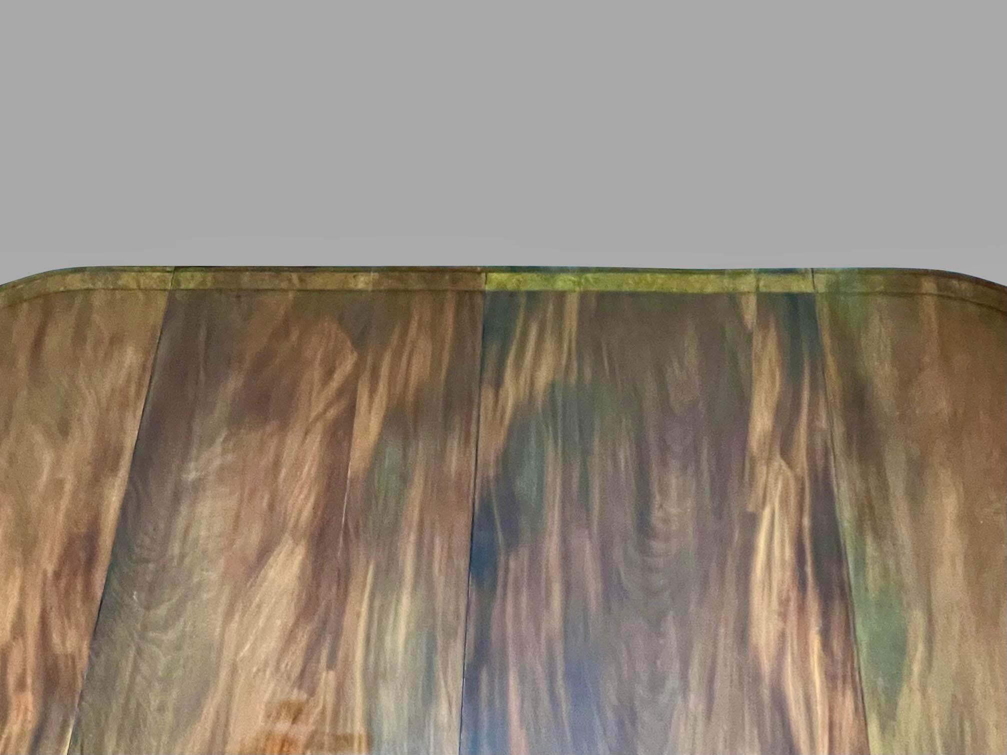Elegant English Cross Banded Inlaid Mahogany Dining Table with Leaves In Good Condition For Sale In San Francisco, CA