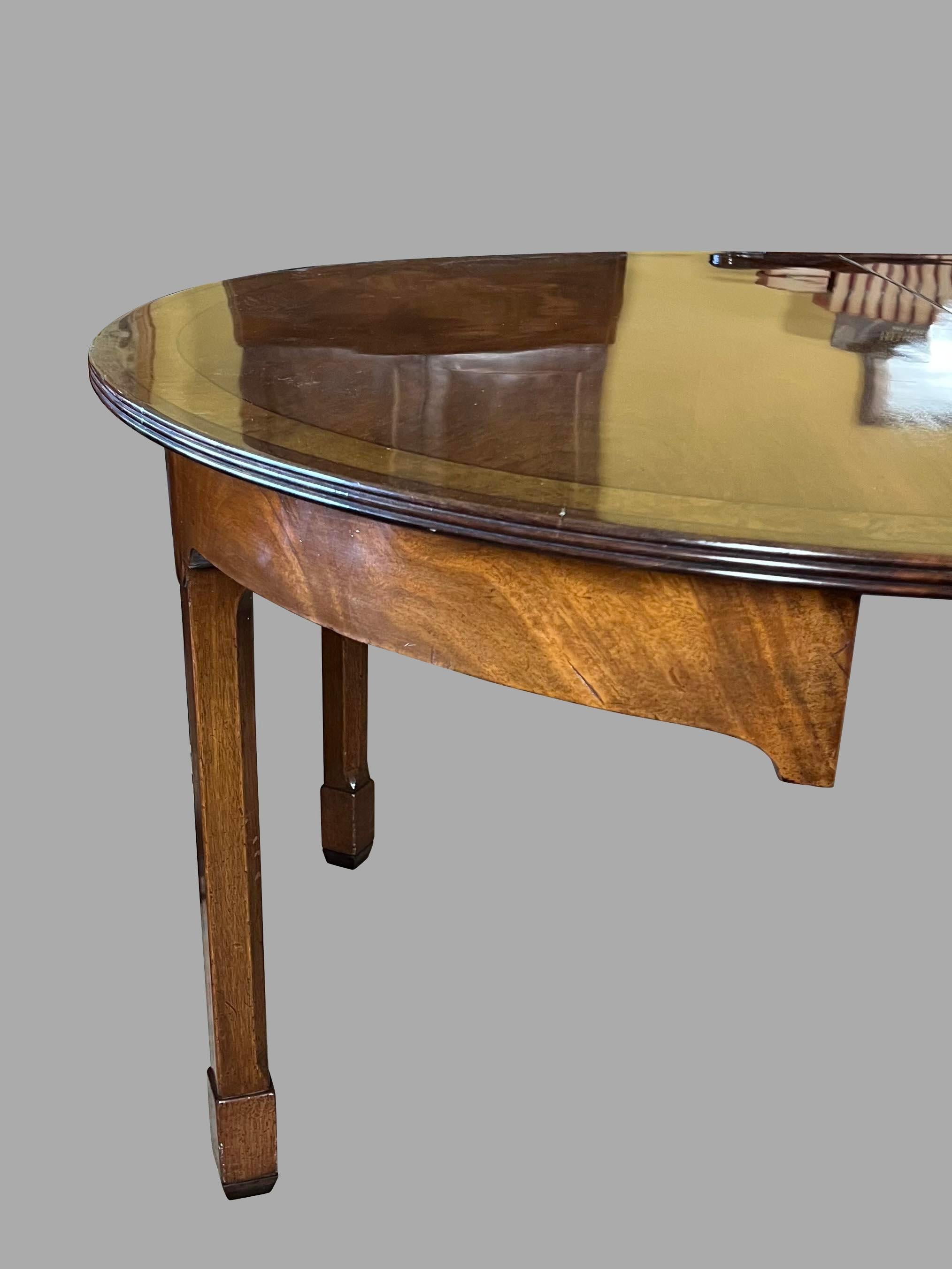 Elegant English Cross Banded Inlaid Mahogany Dining Table with Leaves For Sale 1
