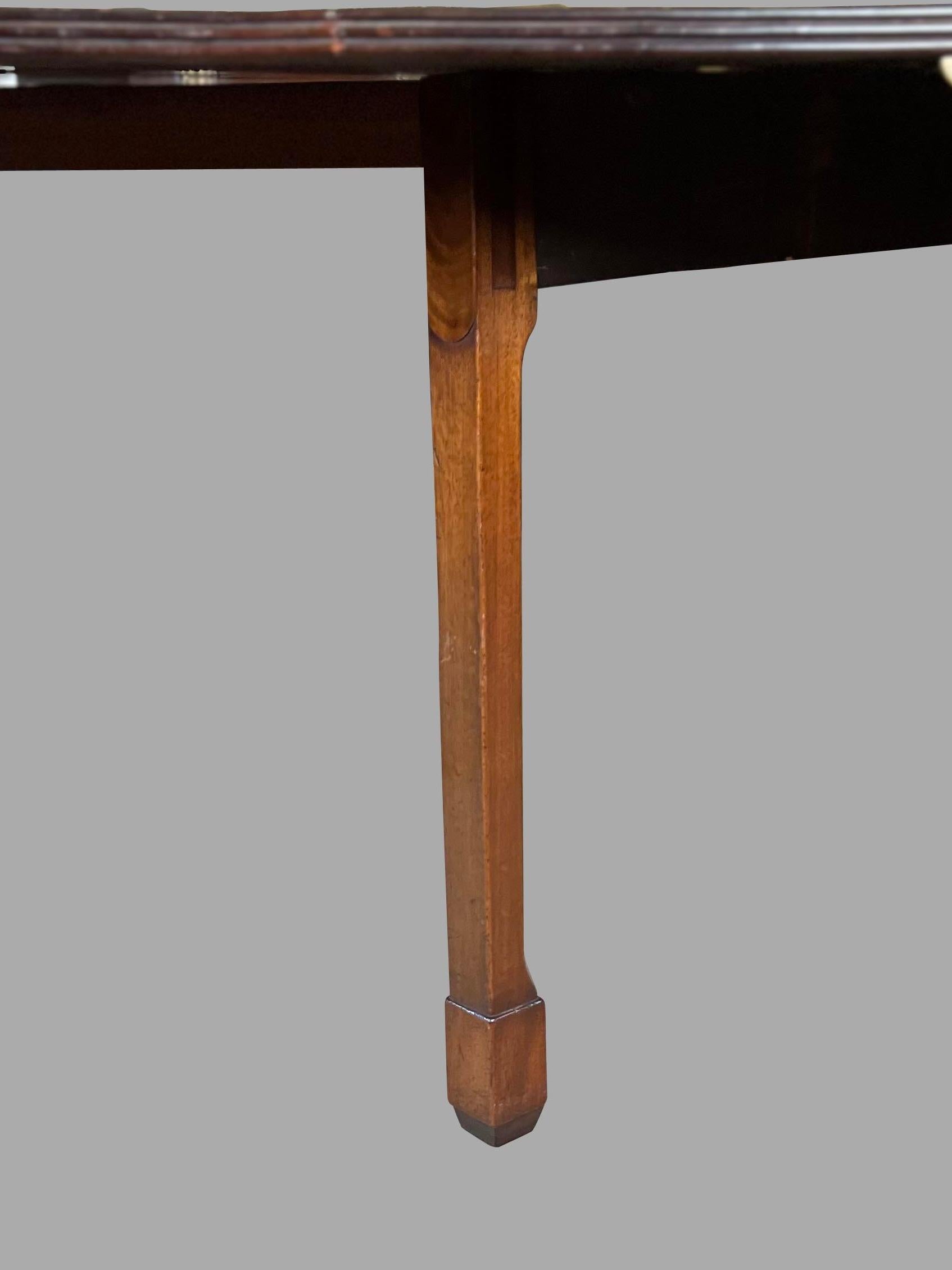 Elegant English Cross Banded Inlaid Mahogany Dining Table with Leaves For Sale 2