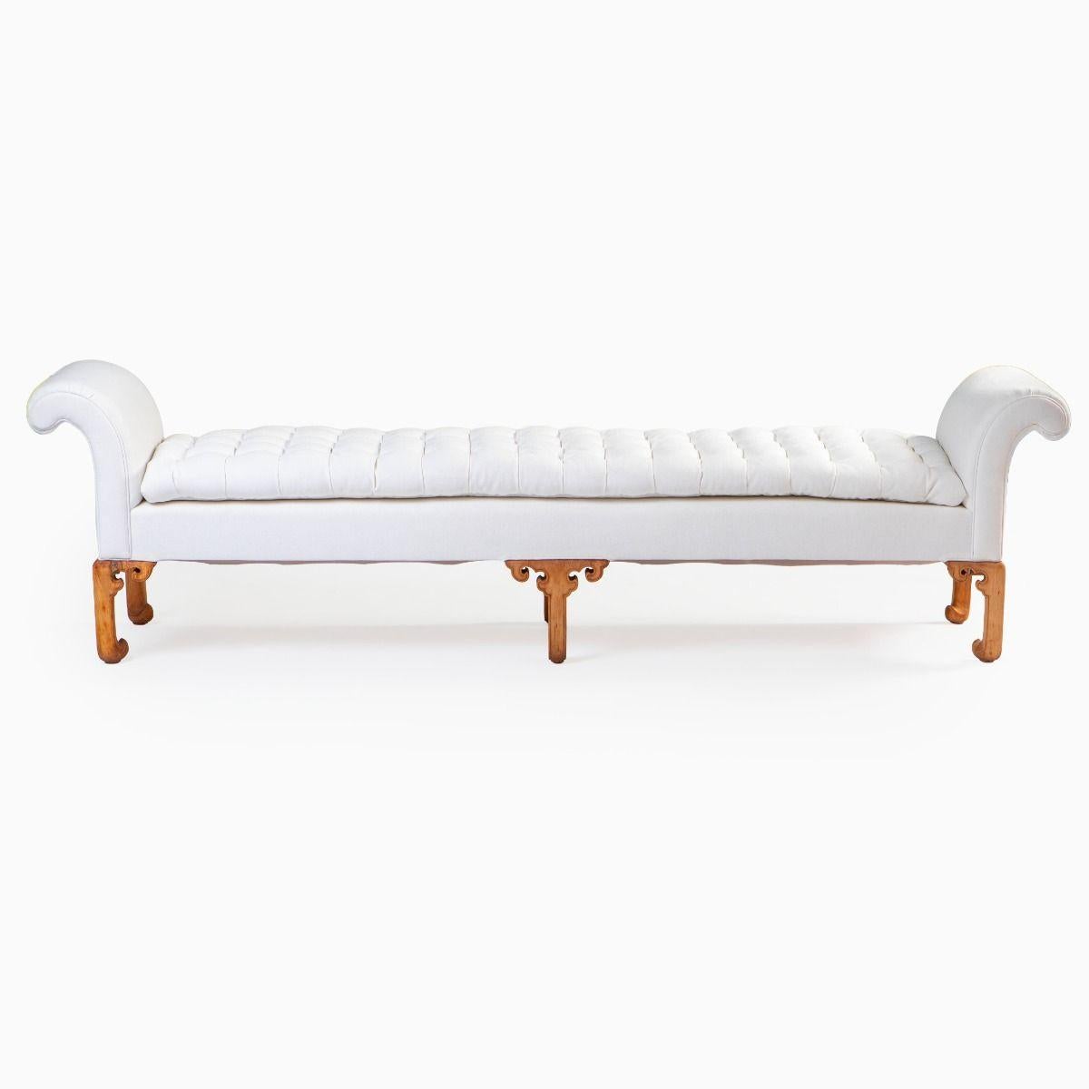 Letto da giorno decorativo, progettato intorno al 1920-30, presumibilmente in Inghilterra e ispirato ai mobili in stile Ming cinese.
Il pezzo presenta una nuova seduta imbottita con un cuscino largo e su misura in un morbido motivo a cuciture