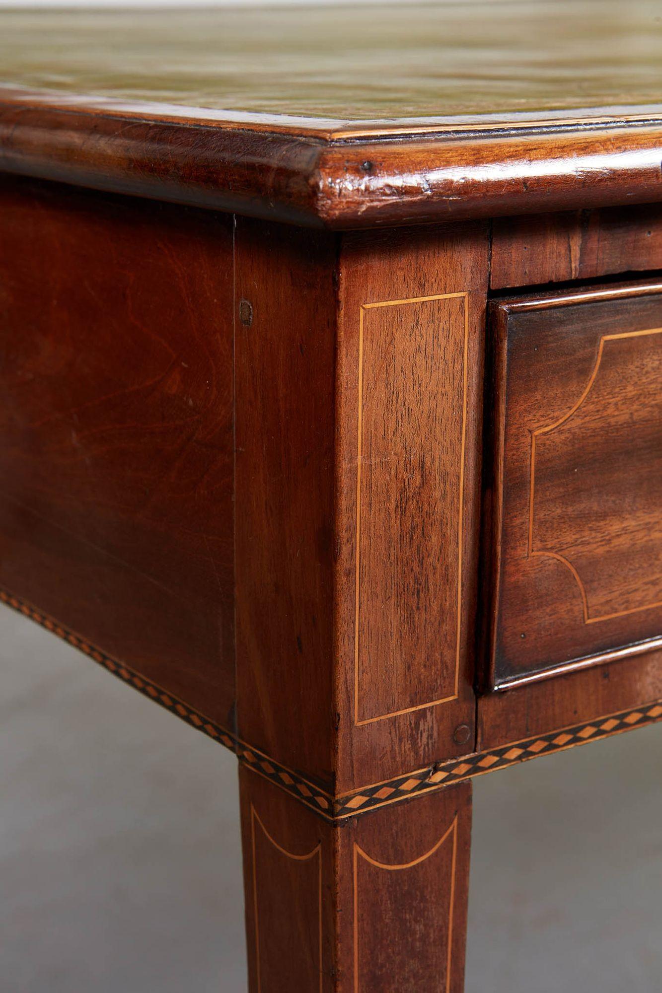 Eleganter englischer Schreibtisch mit Lederplatte im Angebot 7