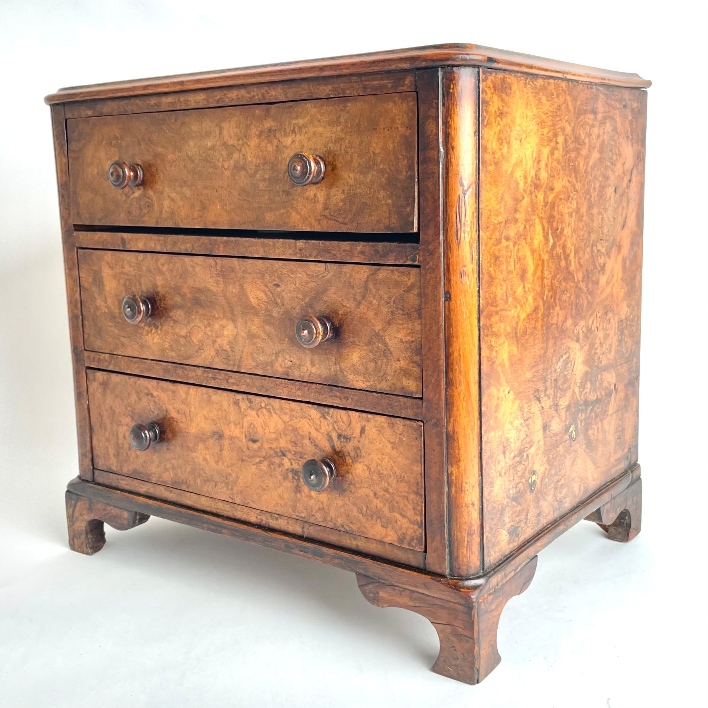 Elegant English miniature chest of drawers in walnut burl from Mid-19th Century In Good Condition For Sale In Knivsta, SE