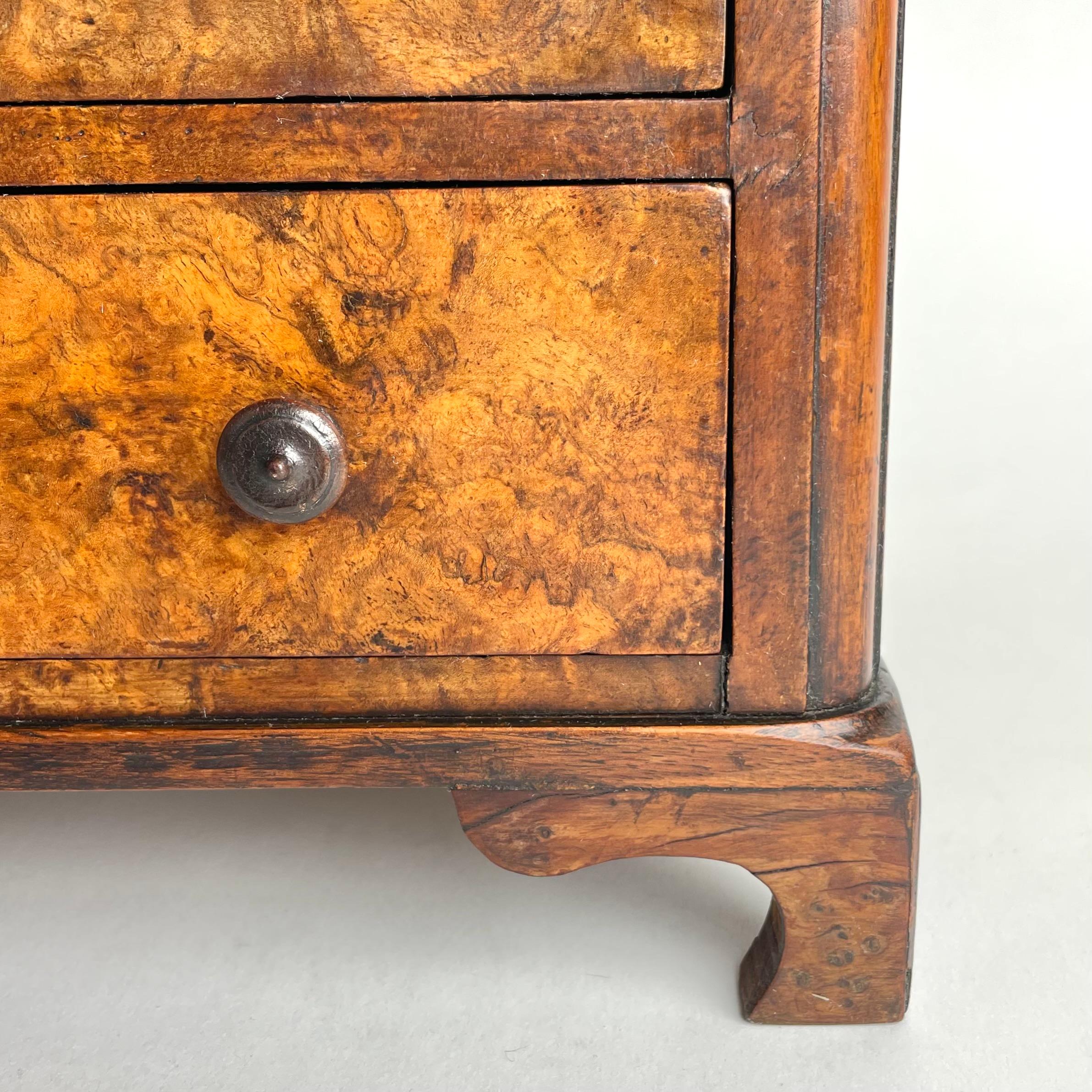 Noyer Elegance commode miniature anglaise en ronce de noyer du milieu du 19e siècle en vente