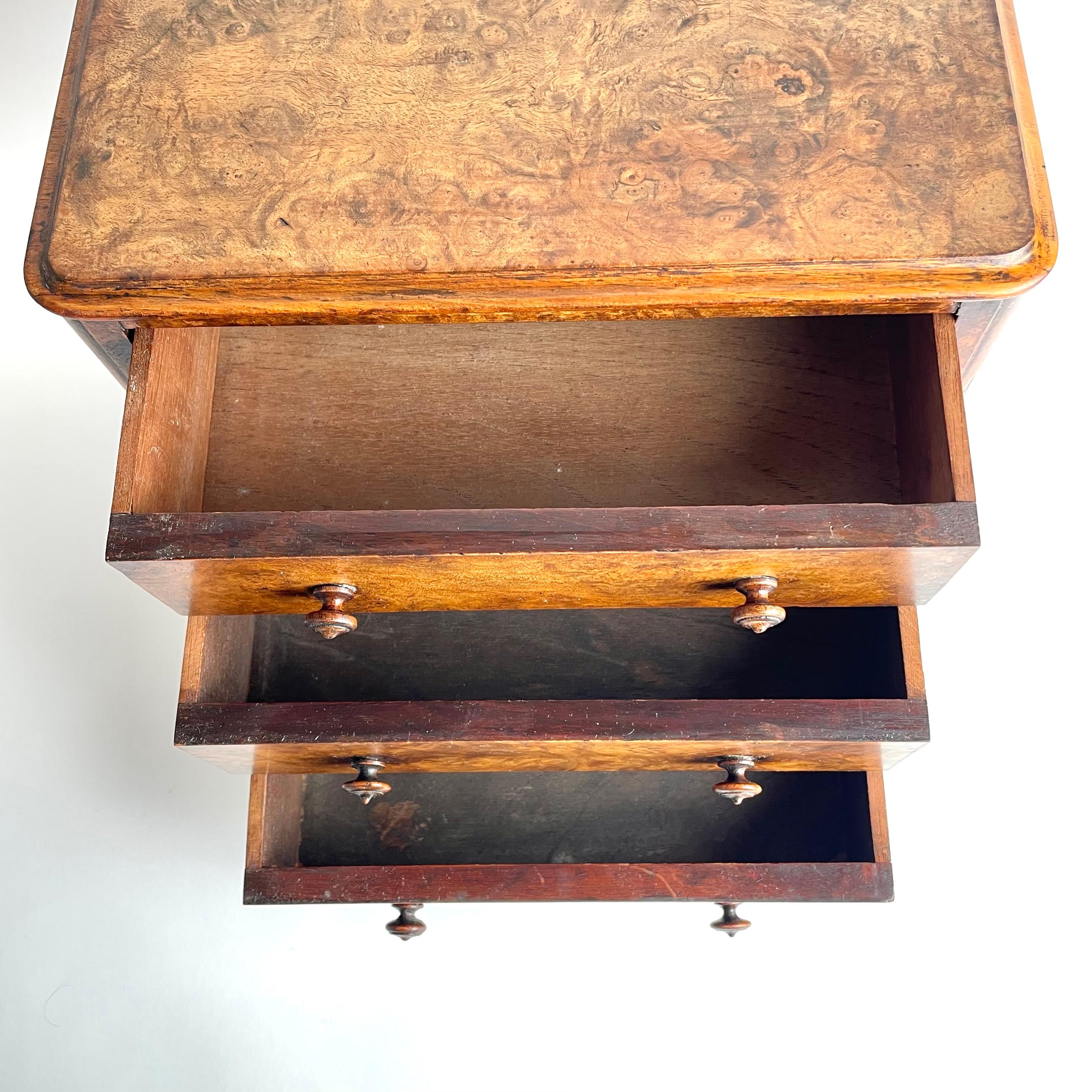 Elegant English miniature chest of drawers in walnut burl from Mid-19th Century For Sale 4