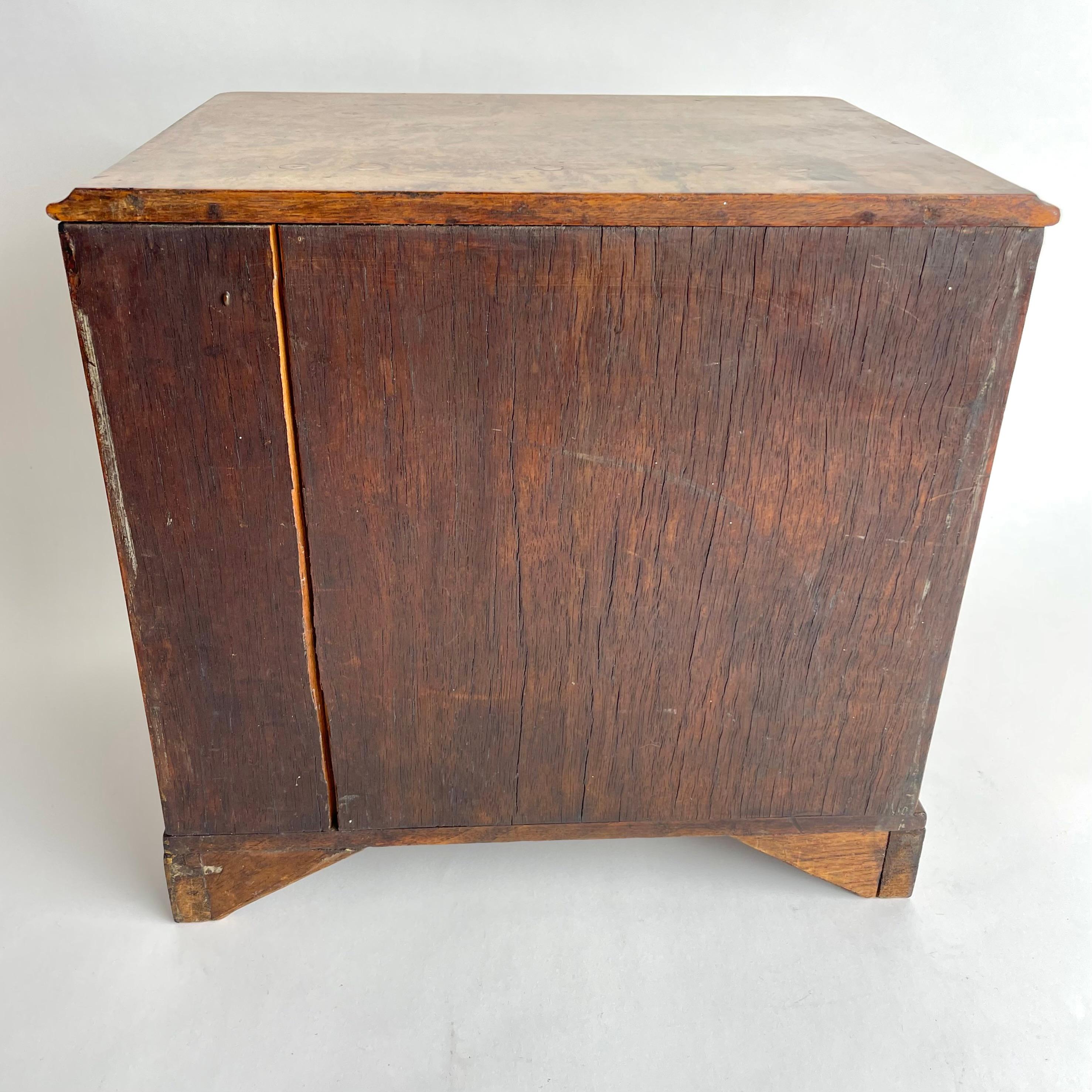 Elegance commode miniature anglaise en ronce de noyer du milieu du 19e siècle en vente 3