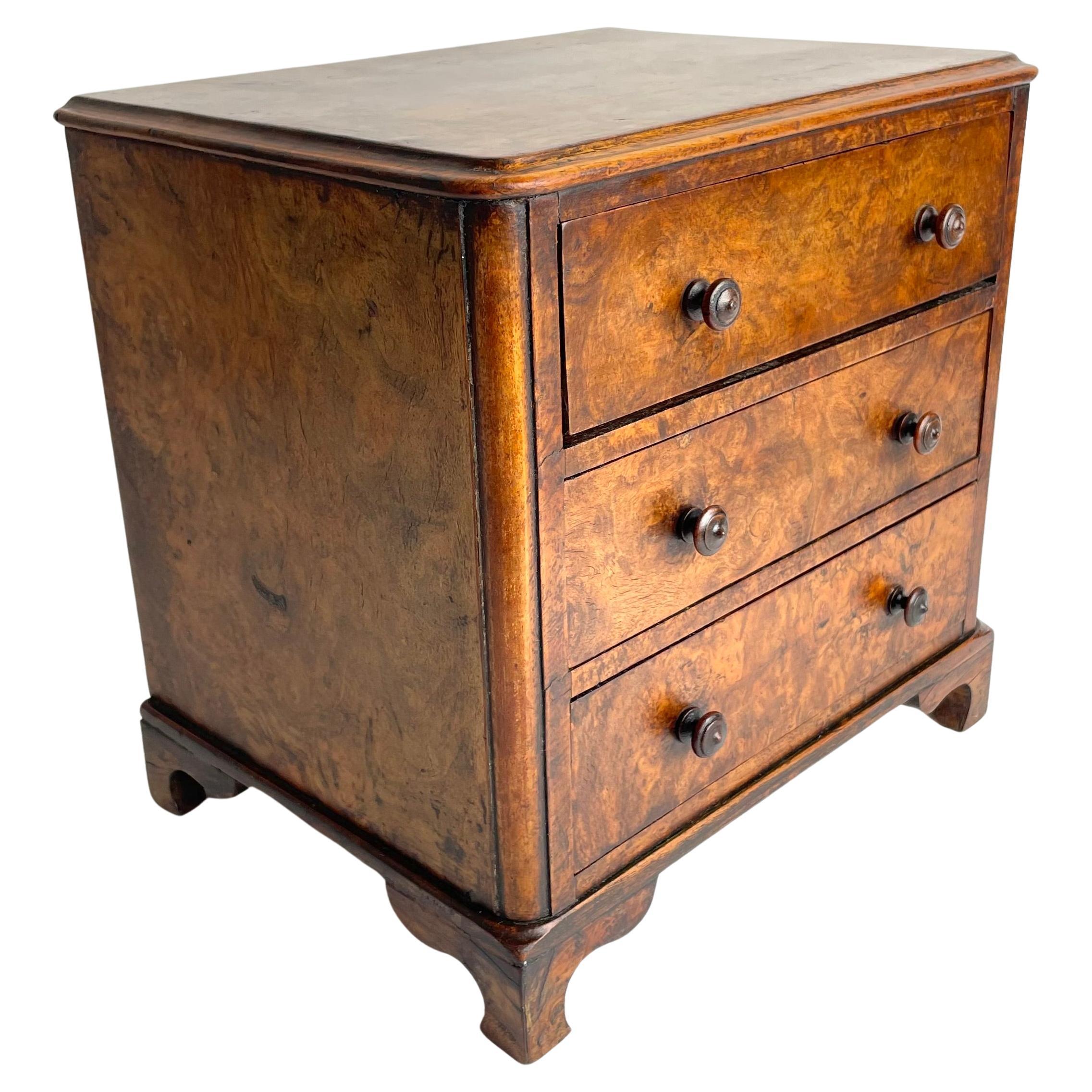 Elegant English miniature chest of drawers in walnut burl from Mid-19th Century For Sale