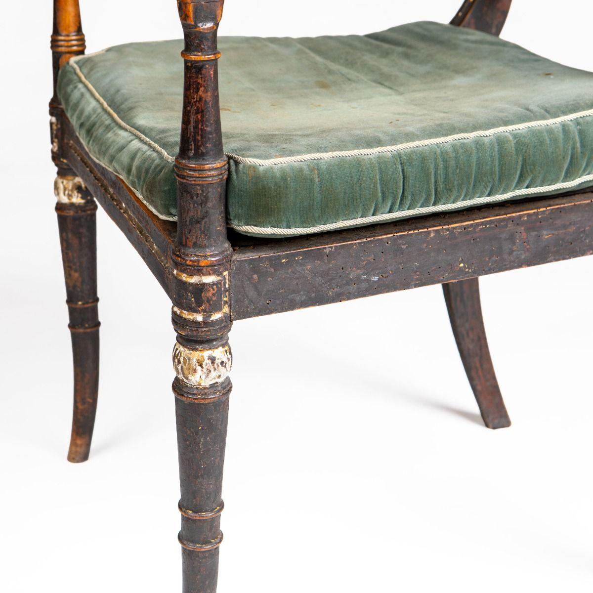 Elegante sillón inglés de la Regencia con restos de dorado 3