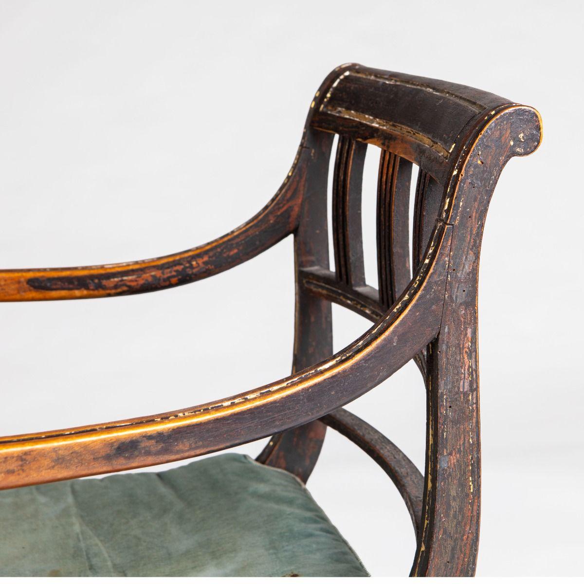 Elegante sillón inglés de la Regencia con restos de dorado 4