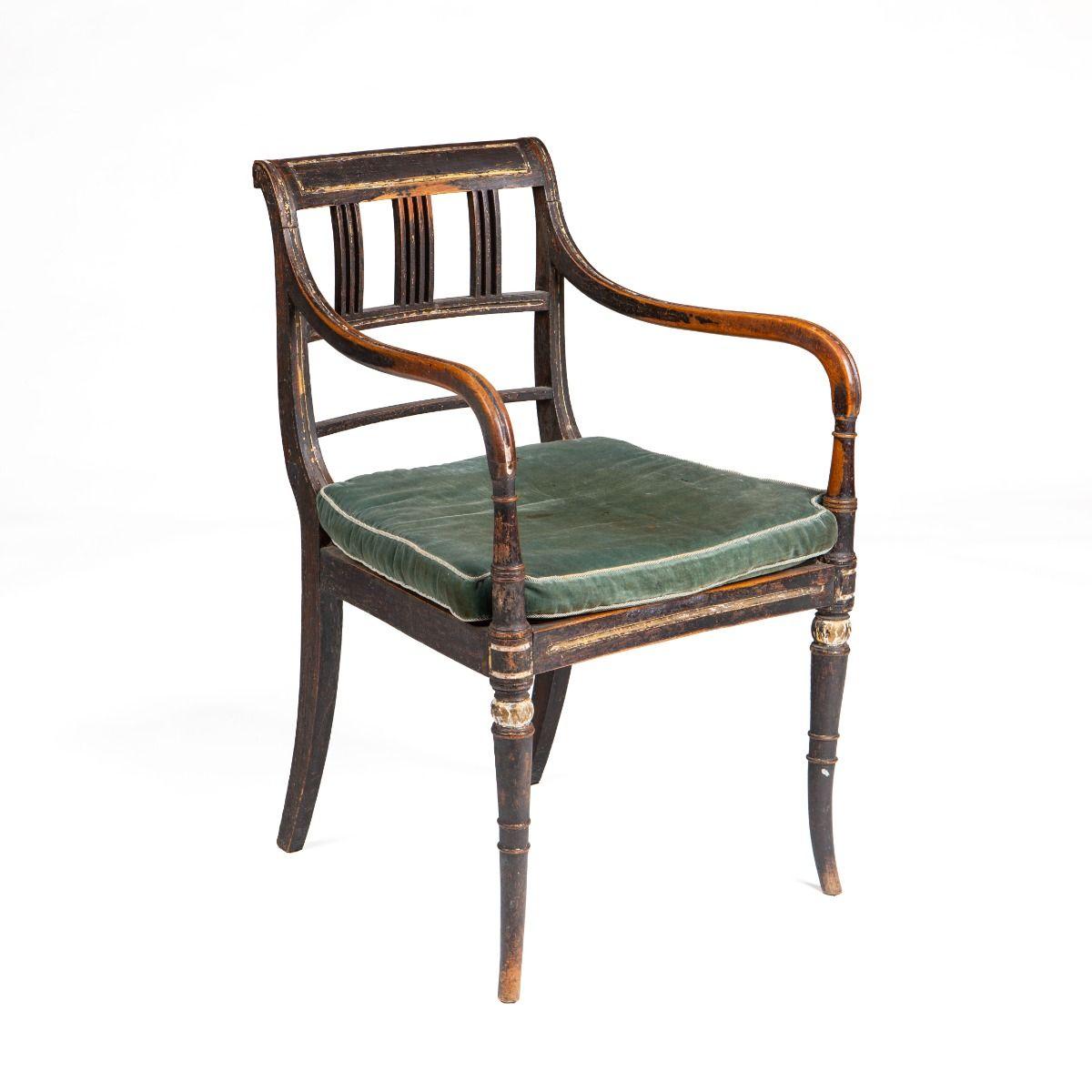 Elegante sillón inglés de la Regencia con restos de dorado 7