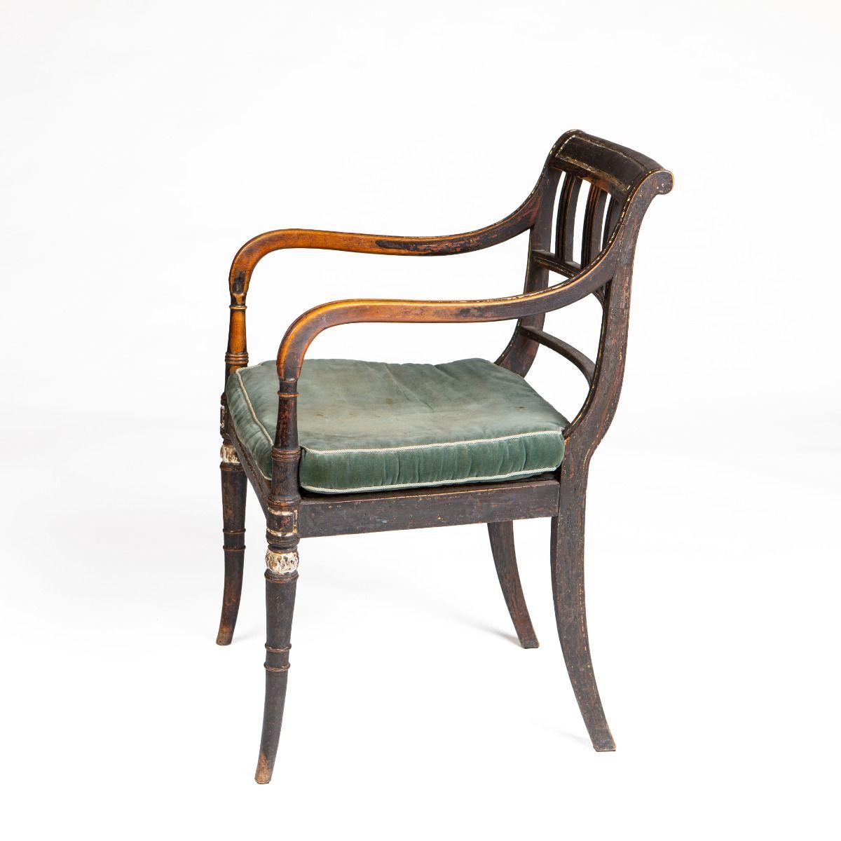 Elegante sillón de la Regencia, arquitectónicamente elaborado con calidad de ebanista clásico. Las refinadas líneas y proporciones de la silla reflejan la sofisticada artesanía y estética de la época.

El tiempo le ha conferido una pátina rara y