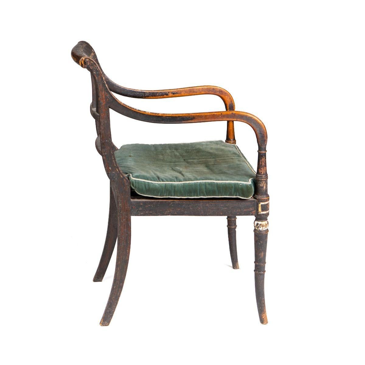 Elegante sillón inglés de la Regencia con restos de dorado Pintado