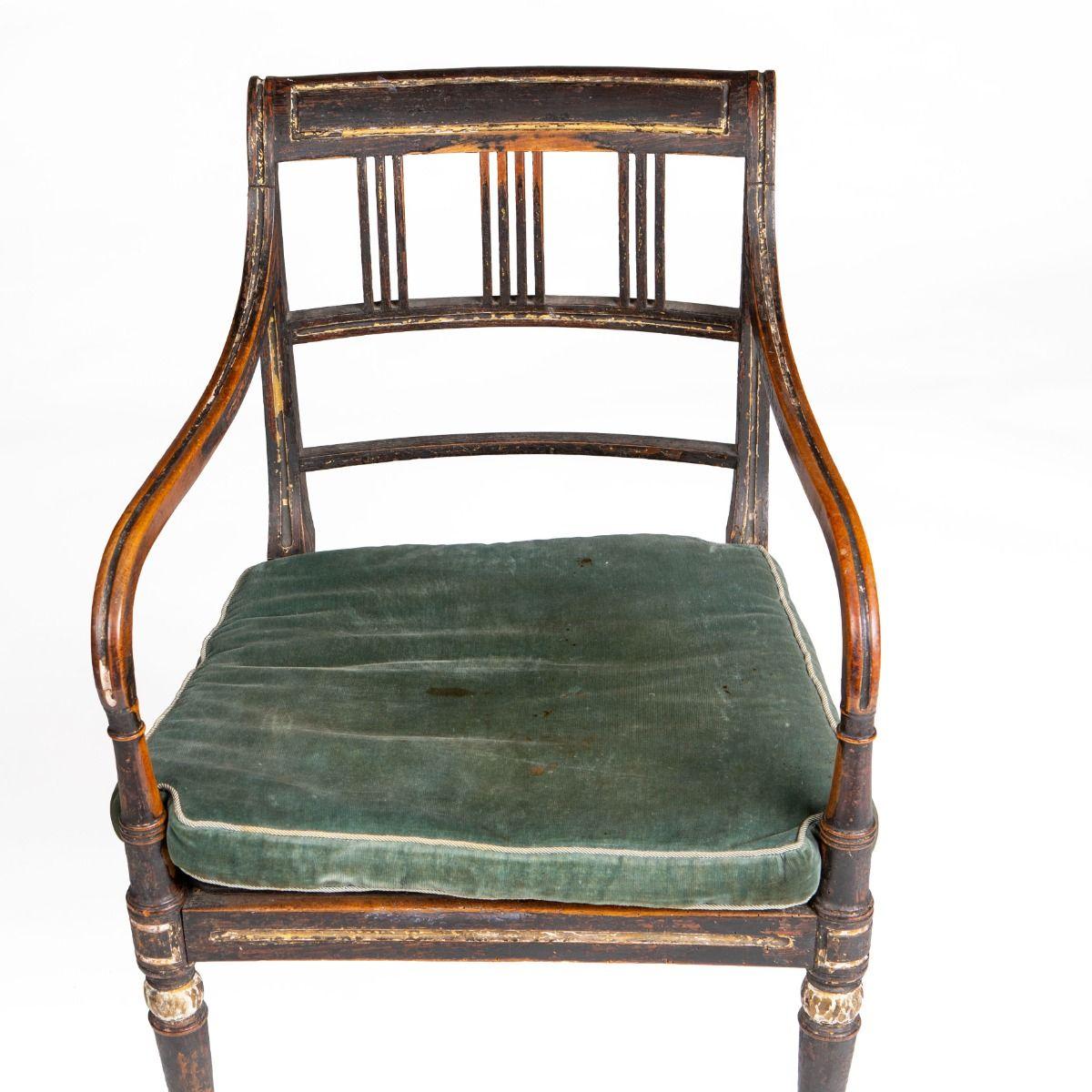 Elegante sillón inglés de la Regencia con restos de dorado Abedul