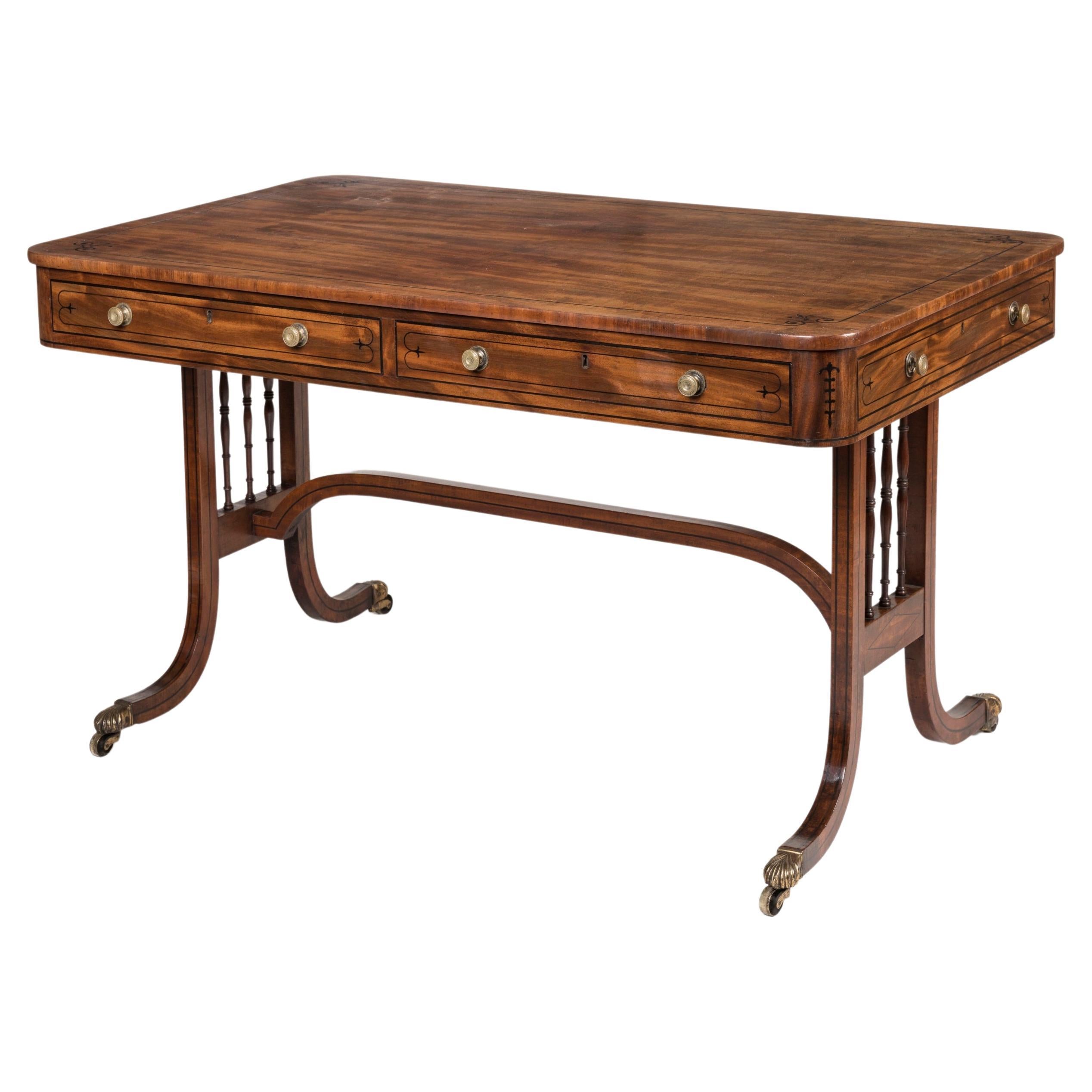 Élégante table en acajou d'époque Régence anglaise avec détails incrustés