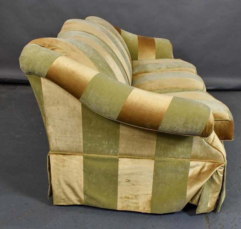 Englisches Sofa mit gerollter Armlehne aus kräftig gestreiftem Ton-in-Ton-Stoff (Mitte des 20. Jahrhunderts) im Angebot