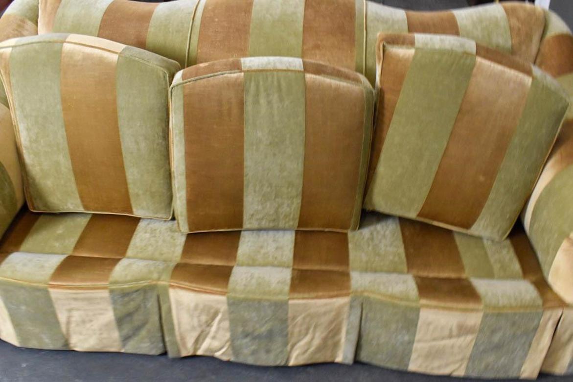 Englisches Sofa mit gerollter Armlehne aus kräftig gestreiftem Ton-in-Ton-Stoff (Polster) im Angebot