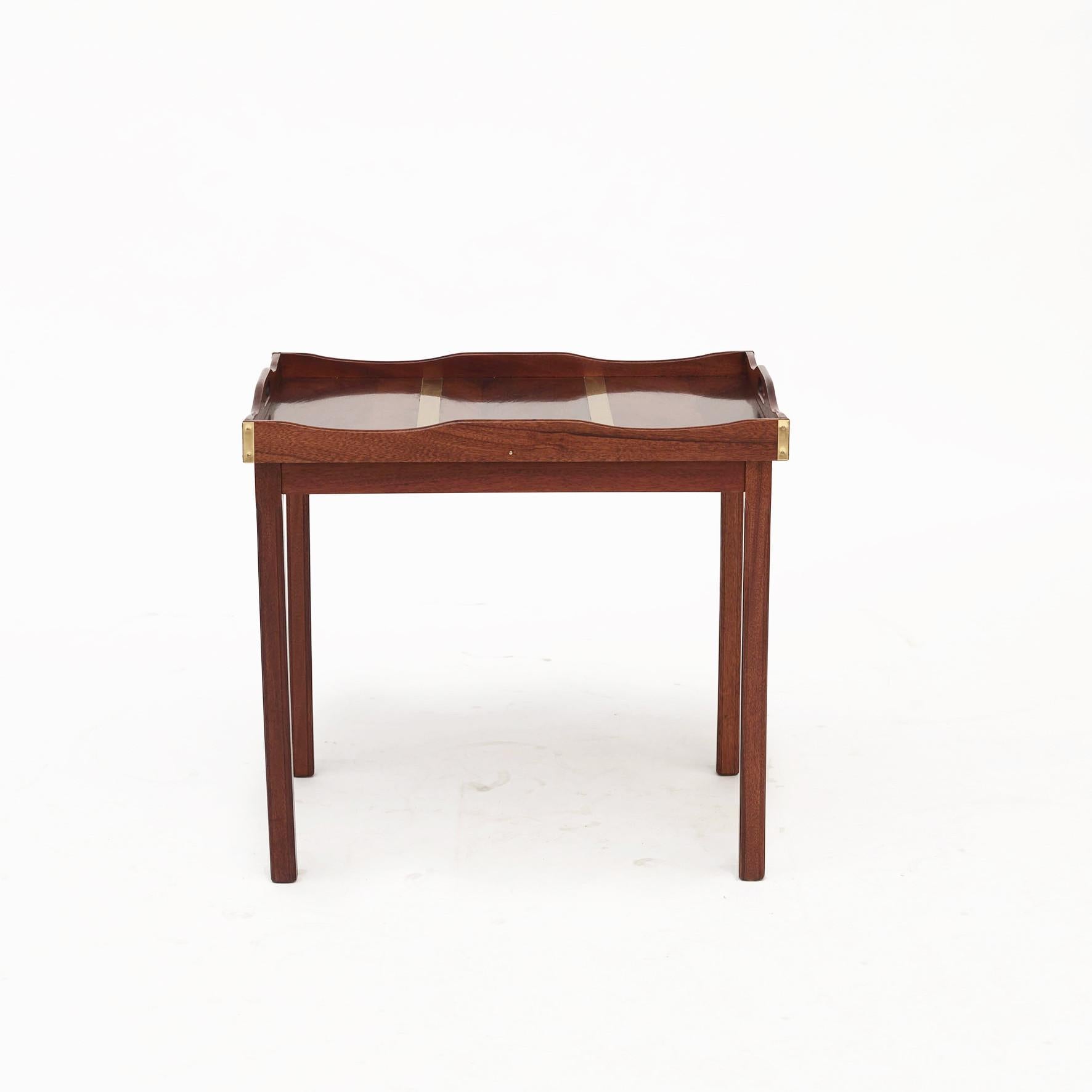 Elegant English tray table in solid mahogany with brass on corners and table top.
Regency style,
England approx. 1950.