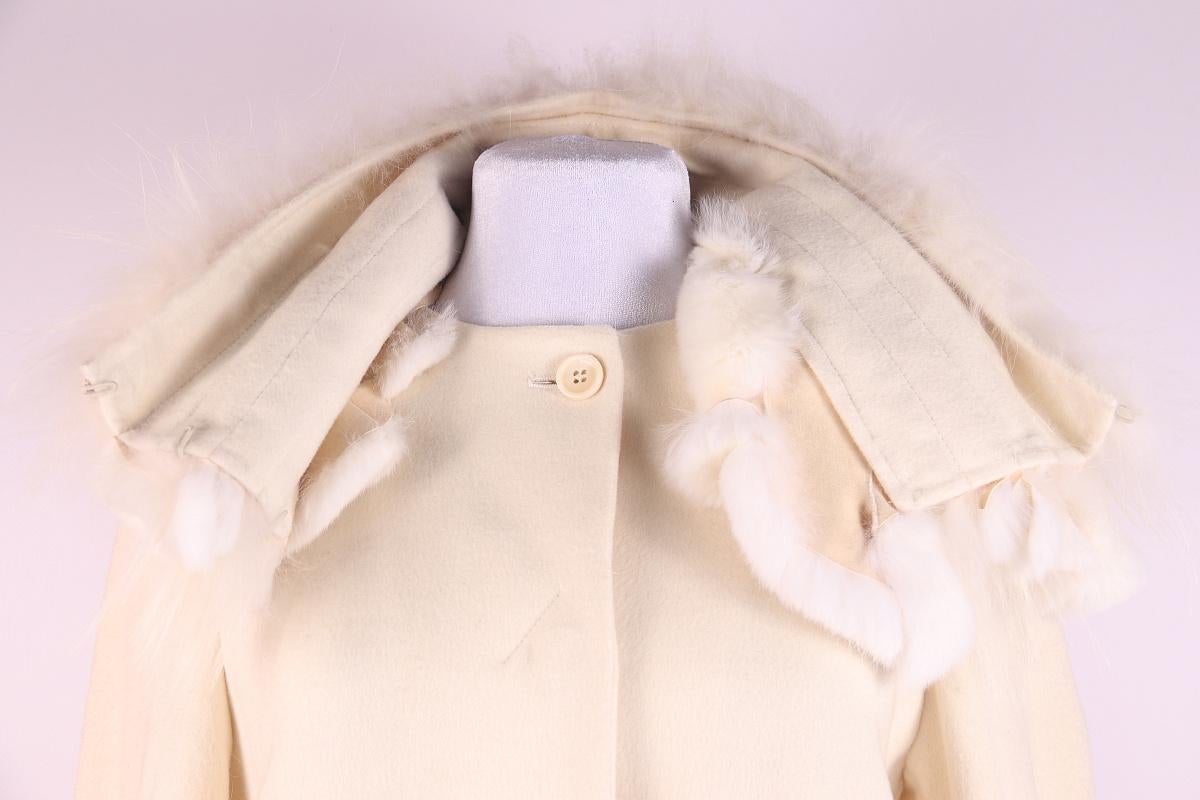 Elegant Coates en laine avec bordures en fourrure - Taille 38 (EU)

Je vous présente un manteau luxueux et sophistiqué de la marque italienne Ermanno Scervino. C'est le choix idéal pour celles qui apprécient le style, la qualité et la