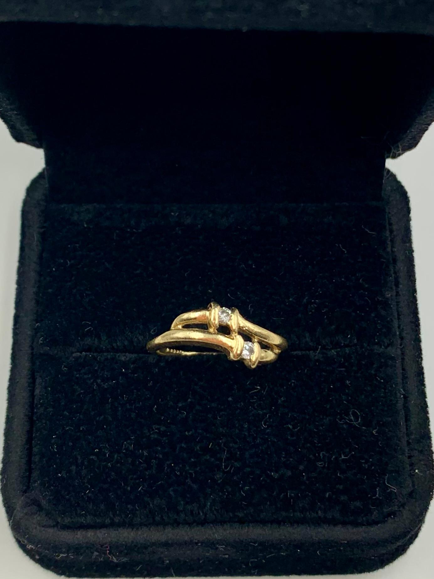 Anello da mignolo bypass con diamante di proprietà in oro giallo 14K
20° secolo

Gli anelli bypass sono diventati popolari durante l'epoca vittoriana grazie alle curve eleganti e ai caratteristici motivi a volute. Il dettaglio delle due sezioni
