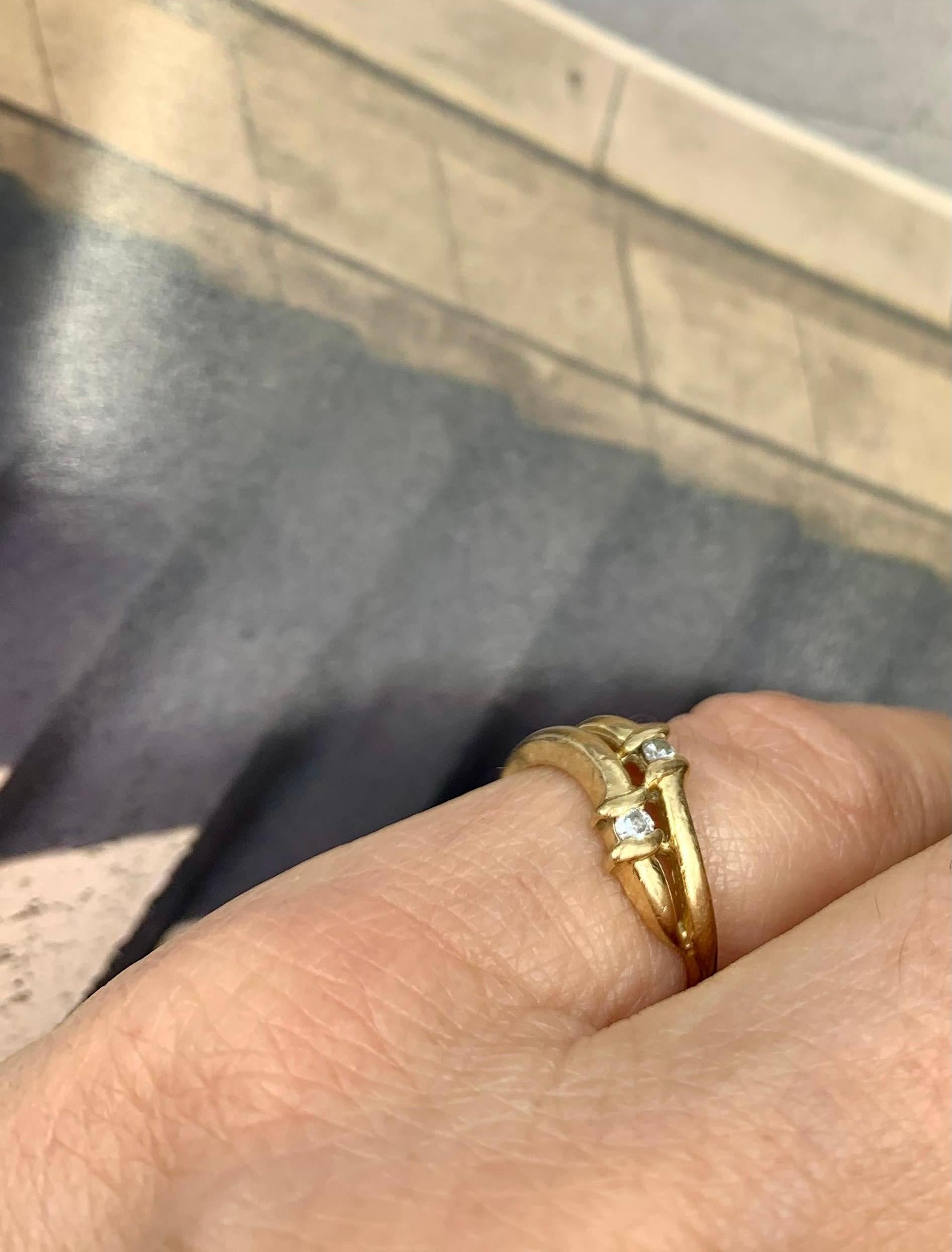 Taglio rotondo Eleg Estate Diamond Anello Bypass in oro giallo 14K in vendita