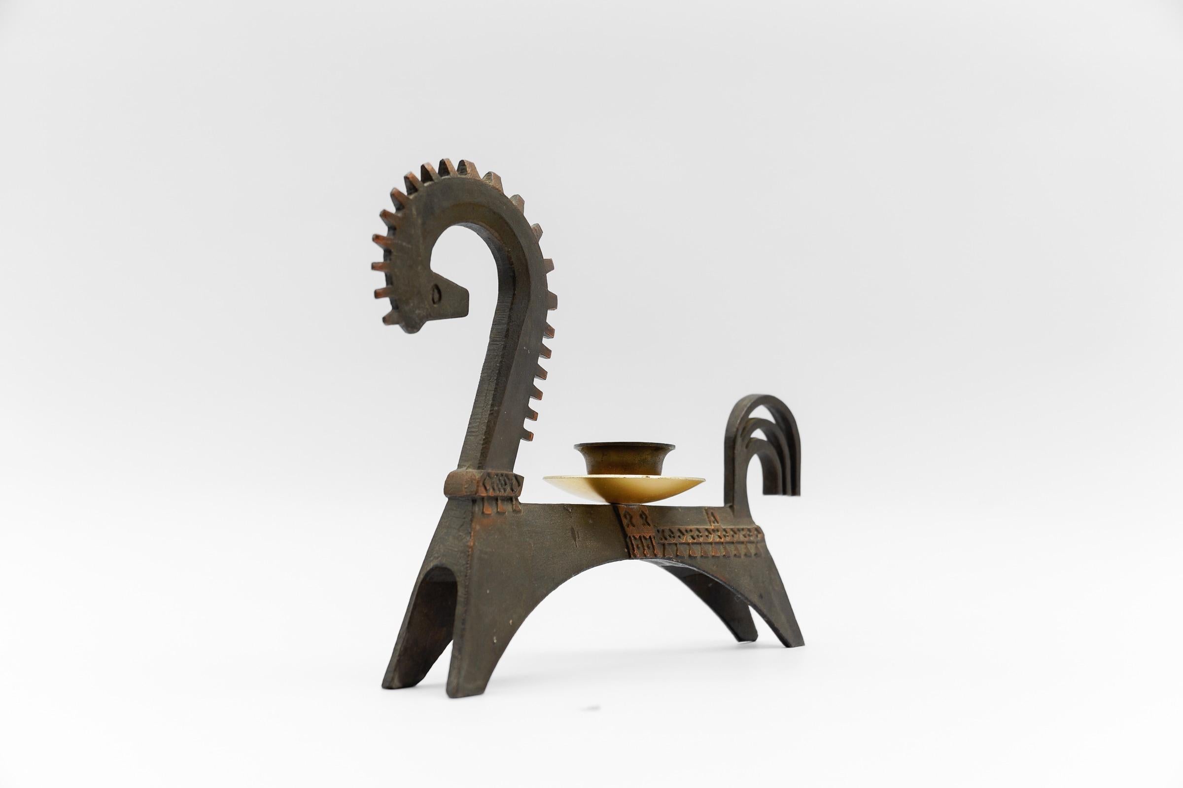 Élégant bougeoir étrusque en cuivre patiné et laiton, années 1960

Très bon travail.

