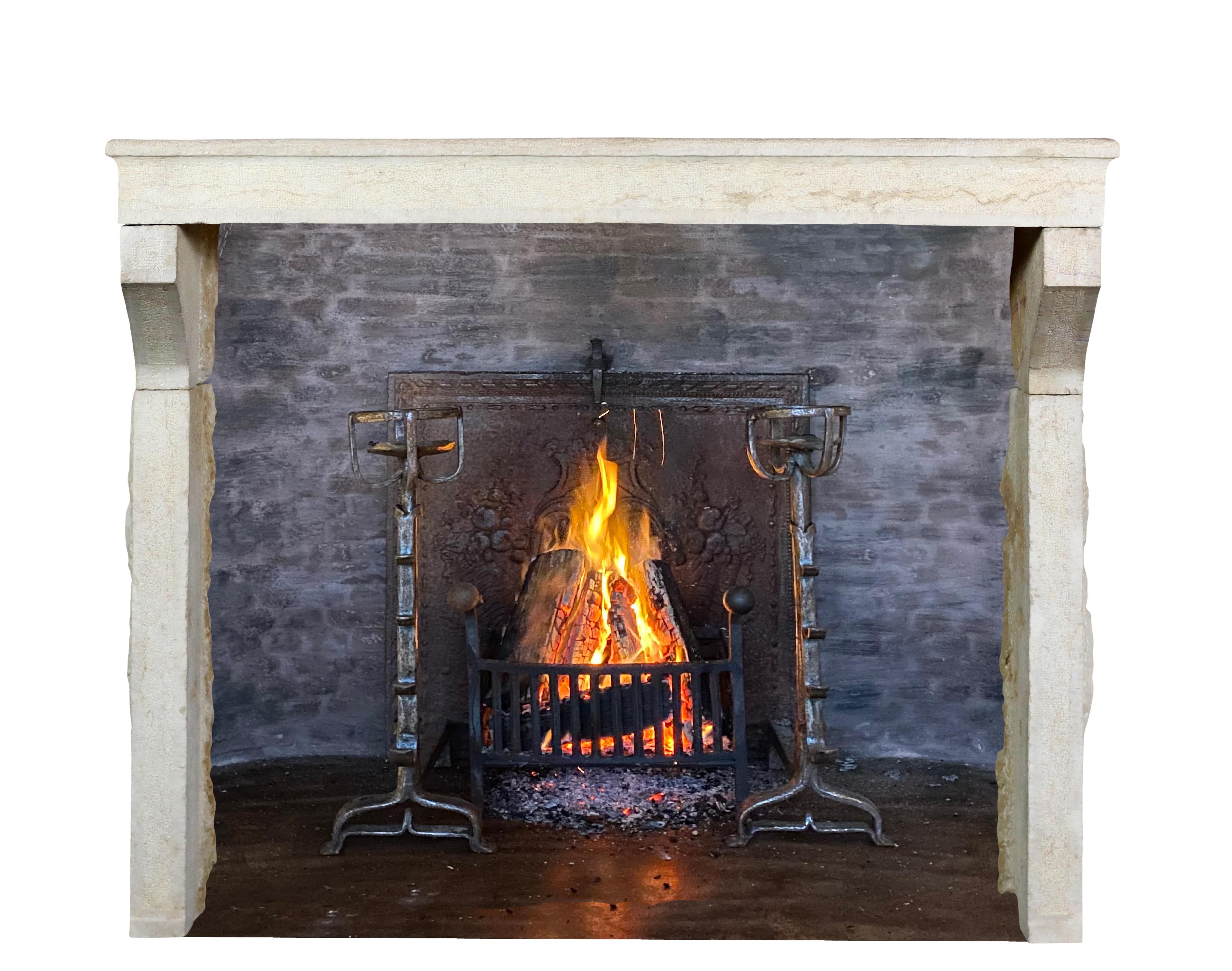 Elegante marco de chimenea monocromo de piedra caliza beige de estilo granjero francés en muy buen estado. Esta repisa de chimenea europea es sencilla y tiene un estilo atemporal para un proyecto de interior ecléctico contemporáneo. Con más de 1,80