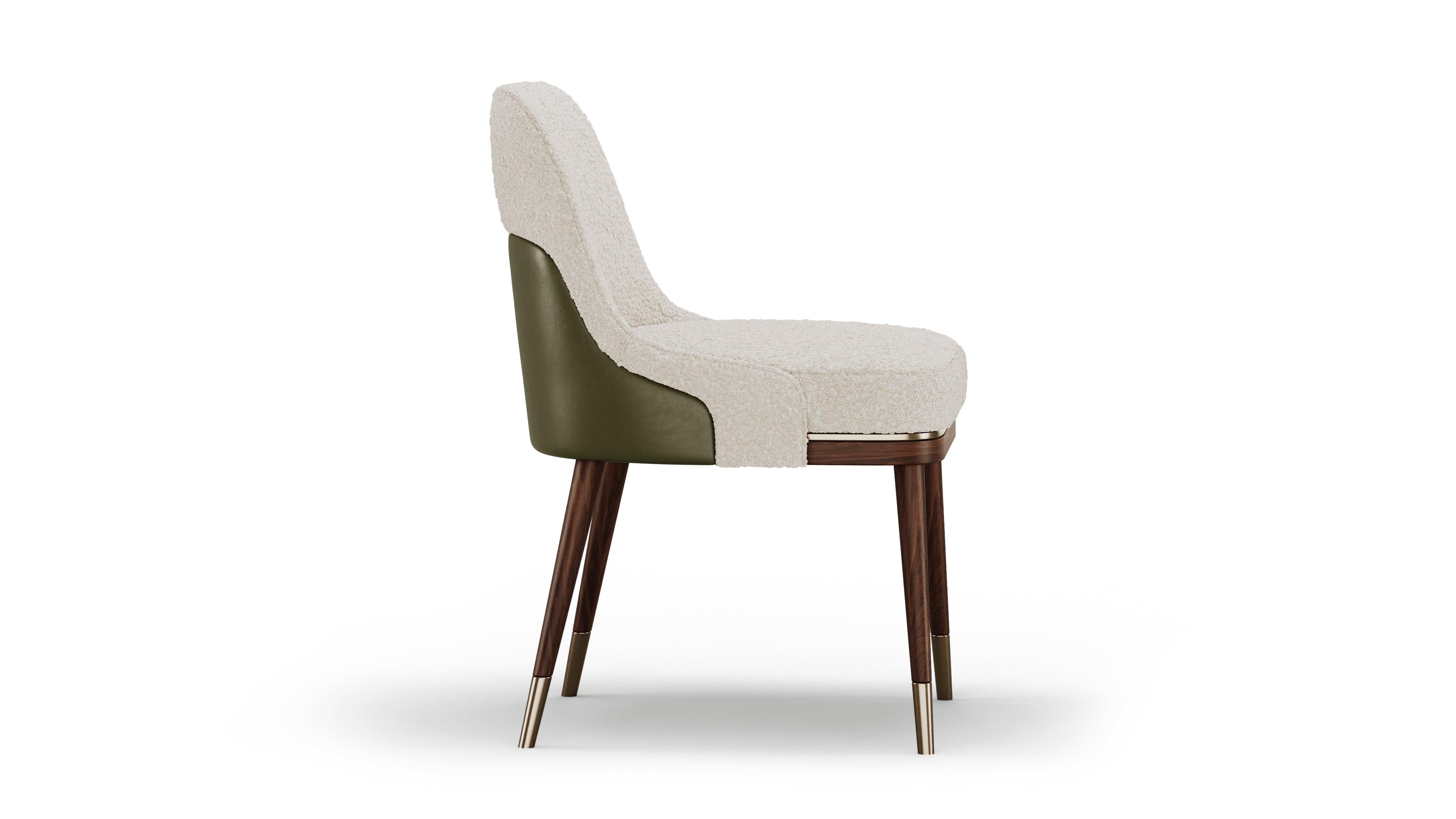 Mid-Century Modern Élégante chaise Evelyn en tissu crème avec pieds en bois et métal en vente