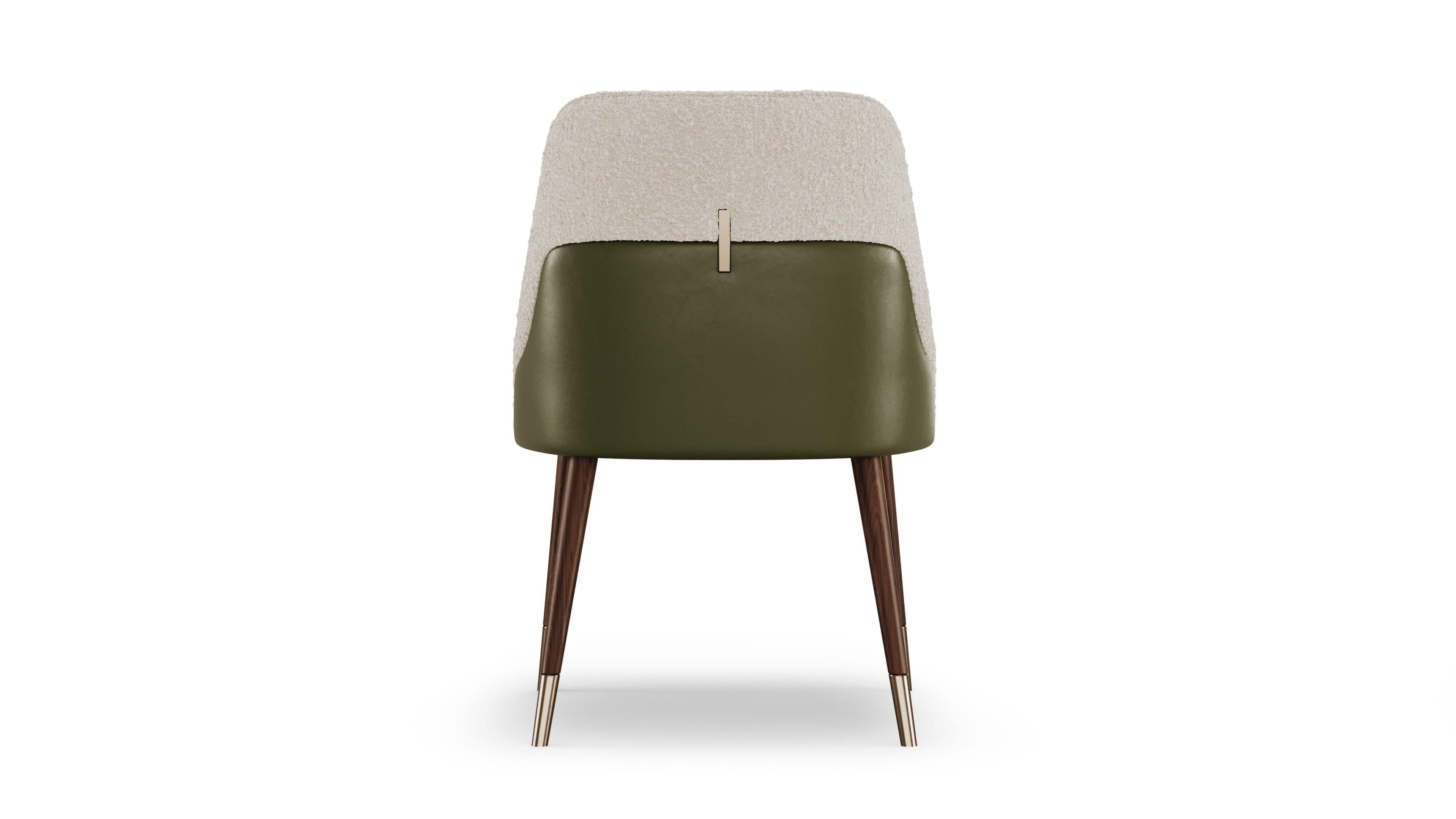 Brossé Élégante chaise Evelyn en tissu crème avec pieds en bois et métal en vente