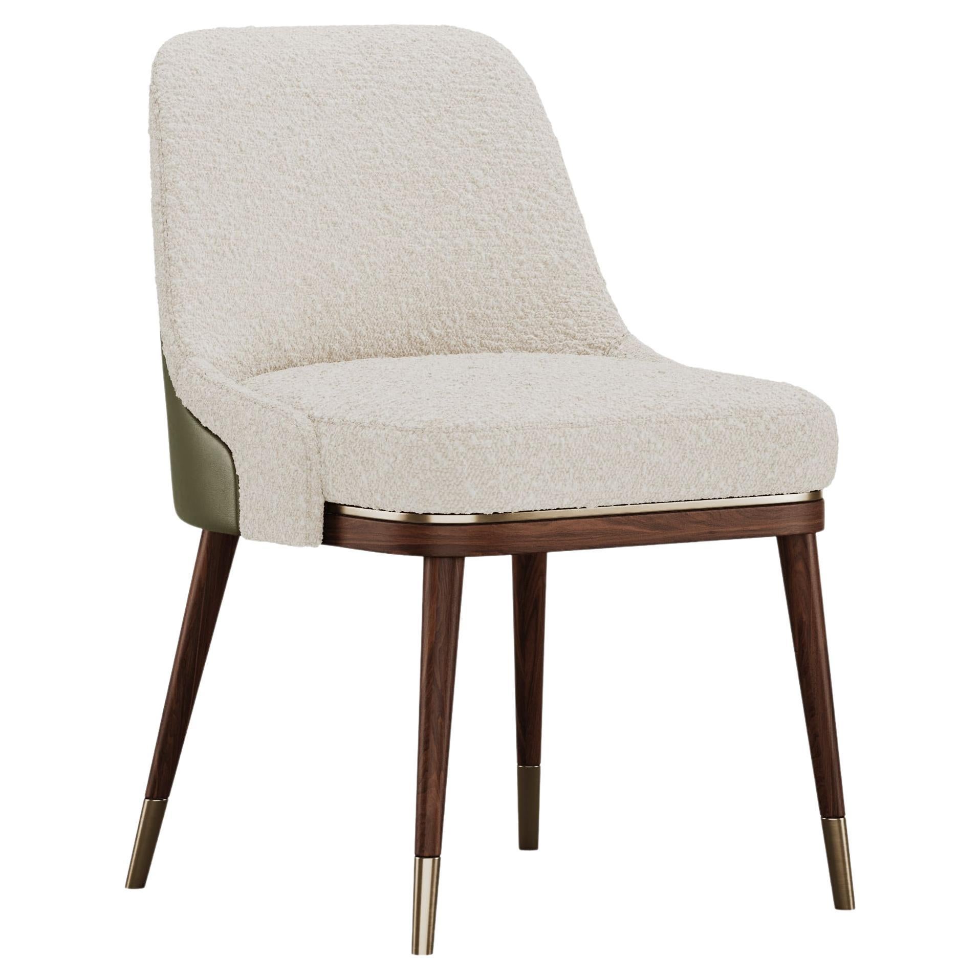 Élégante chaise Evelyn en tissu crème avec pieds en bois et métal en vente