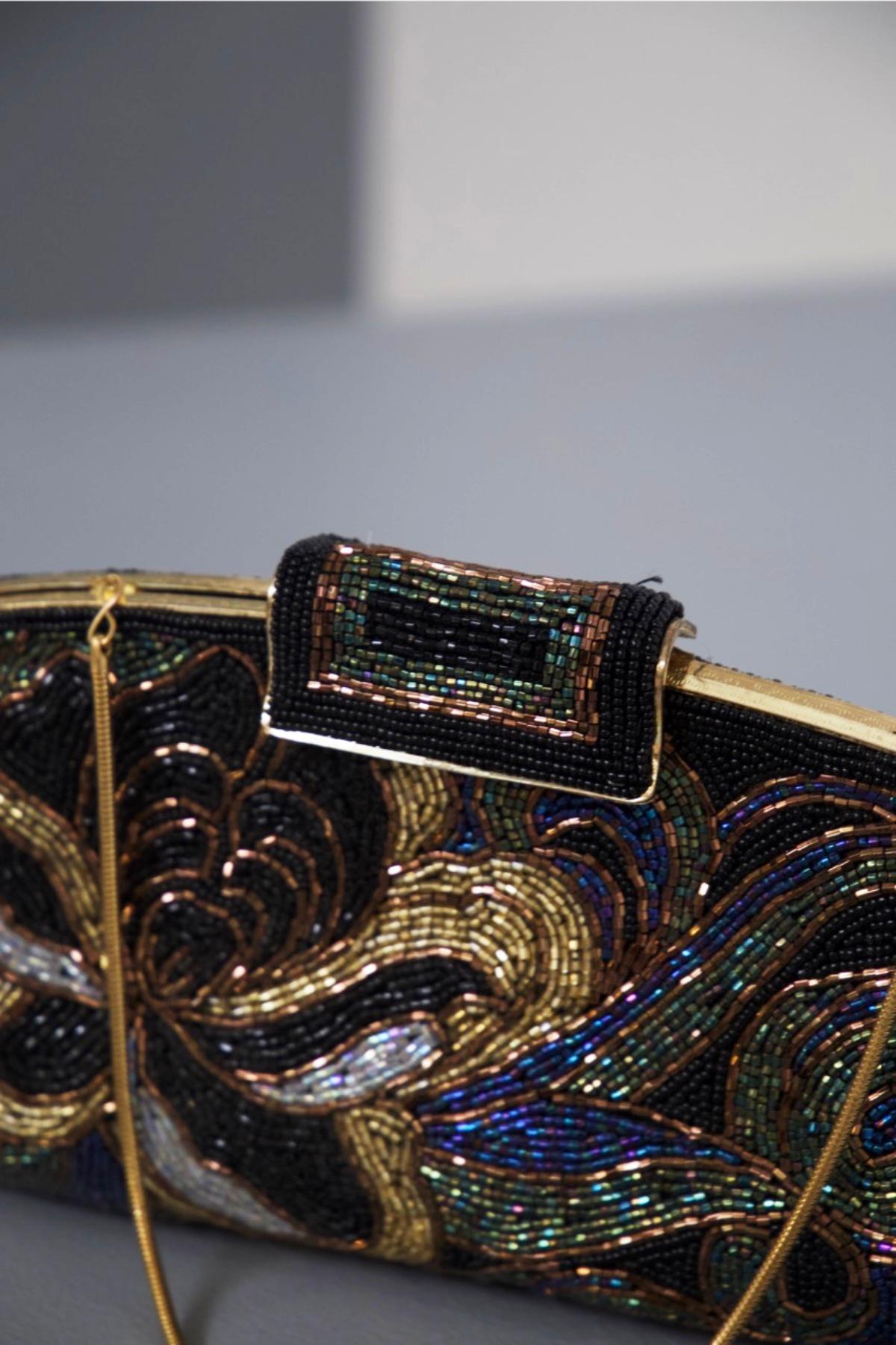 Elegante Clutch-Tasche aus Stoff mit Perlenverzierungen aus feiner italienischer Fertigung, aus den 1980er Jahren.
Die Kupplung ist eine Handtasche für Theater oder Gelegenheiten sehr gesetzt und elegant über normal, hat eine abgeschrägte halb-ovale