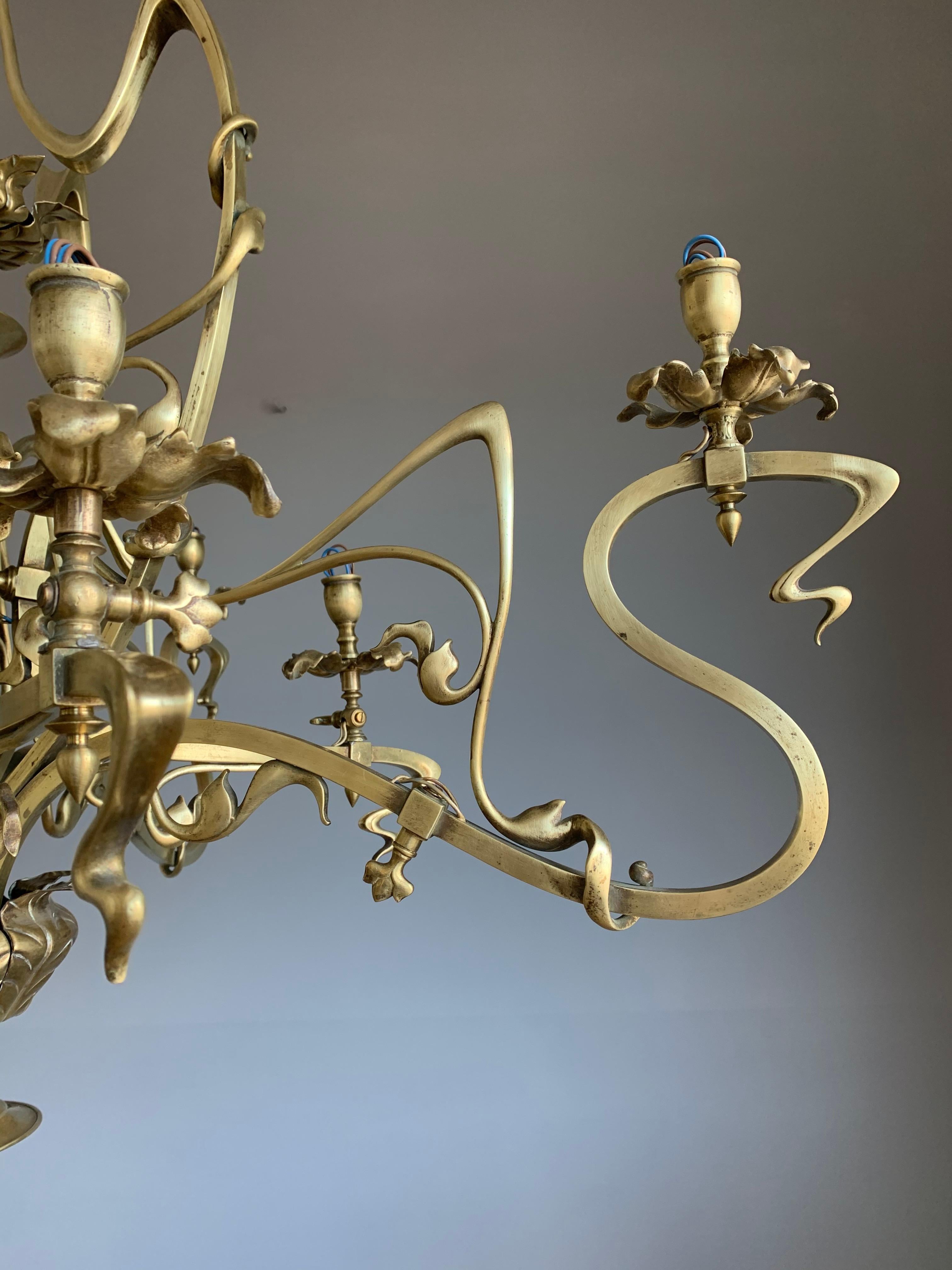Grand et de grande qualité, élégant et exquis lustre Art Nouveau en bronze à 8 feux en vente 10