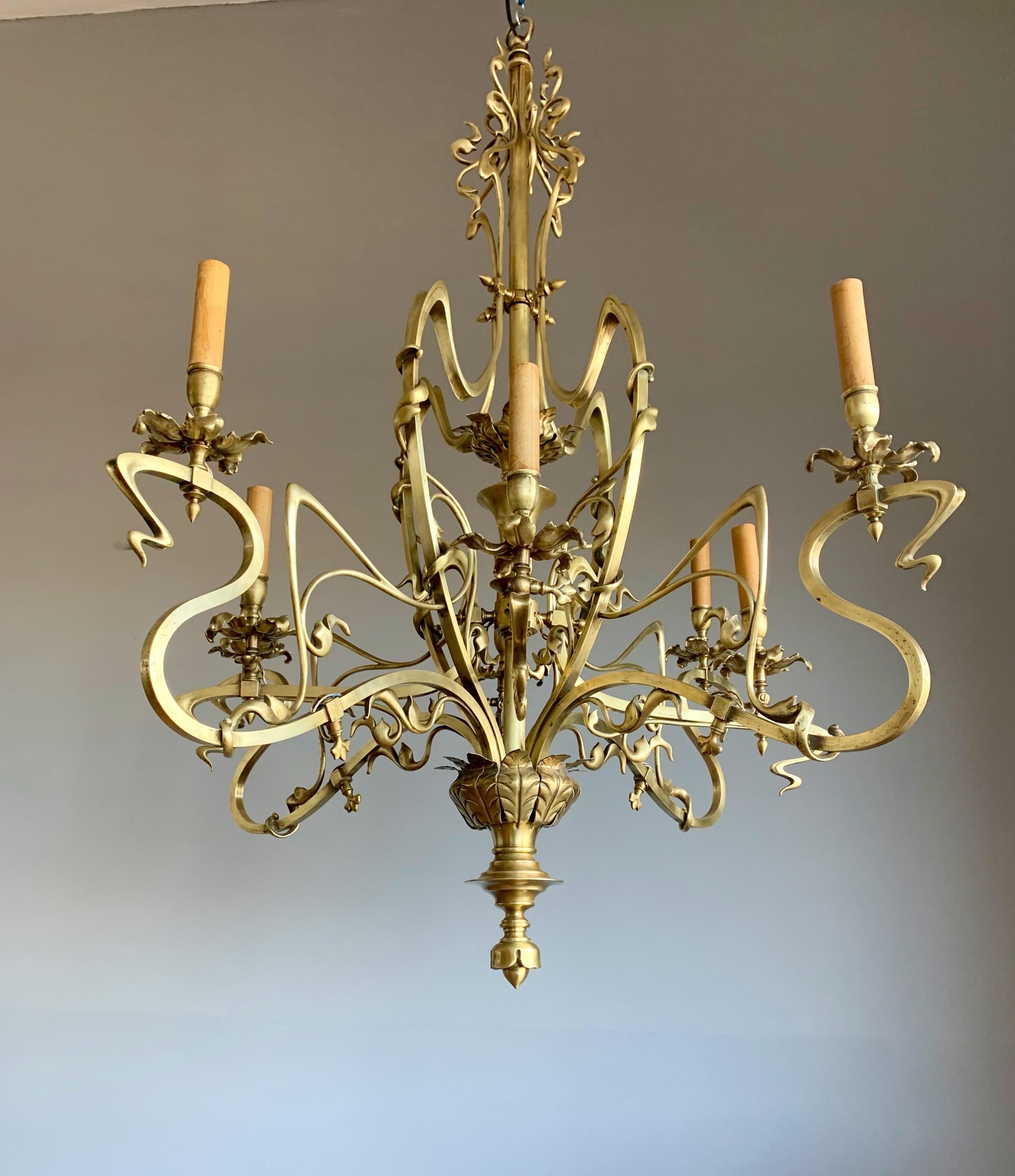 Art nouveau Grand et de grande qualité, élégant et exquis lustre Art Nouveau en bronze à 8 feux en vente