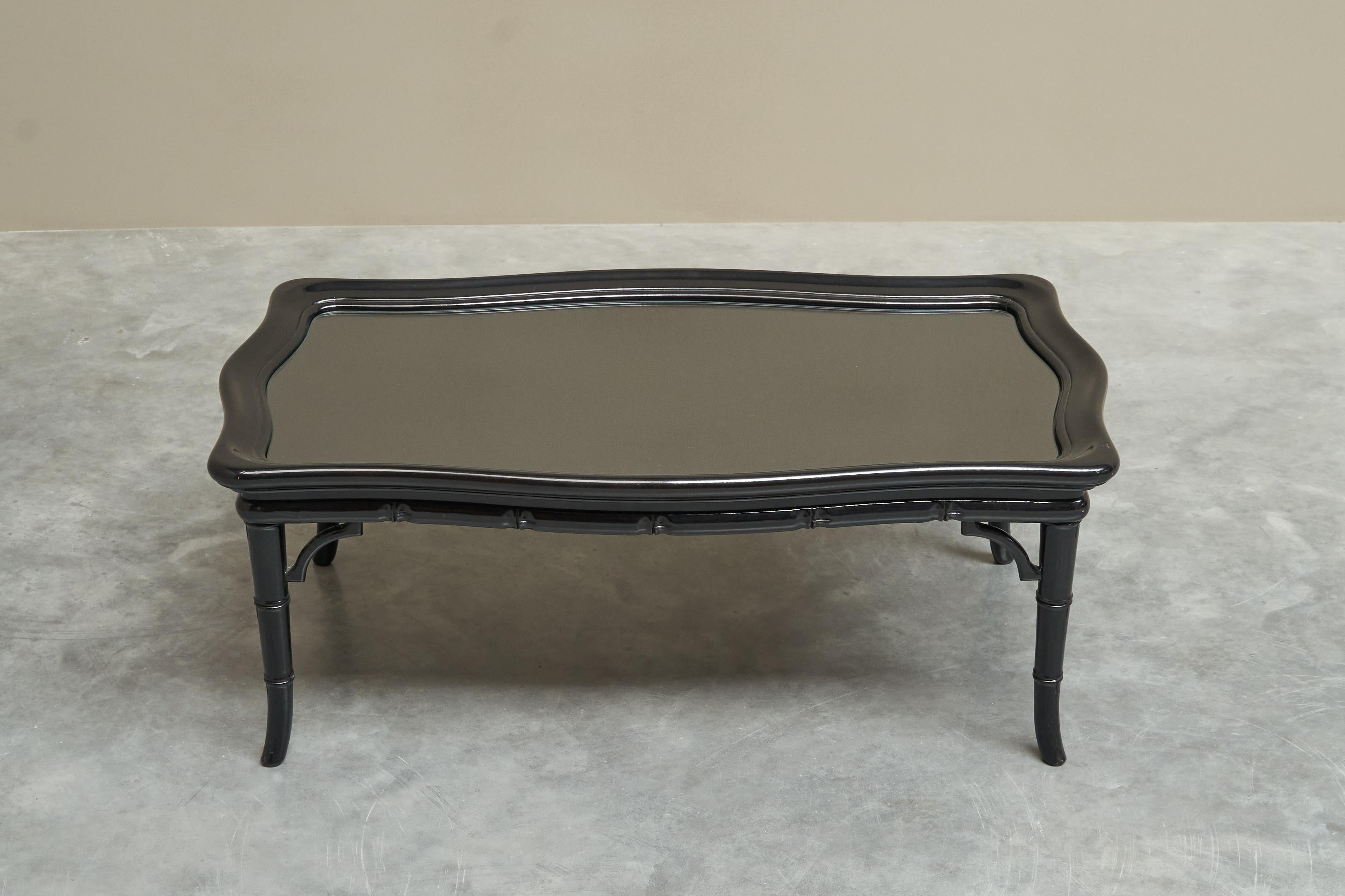 Elegance Table basse en faux bambou, bois laqué noir et verre 1960s en vente 2