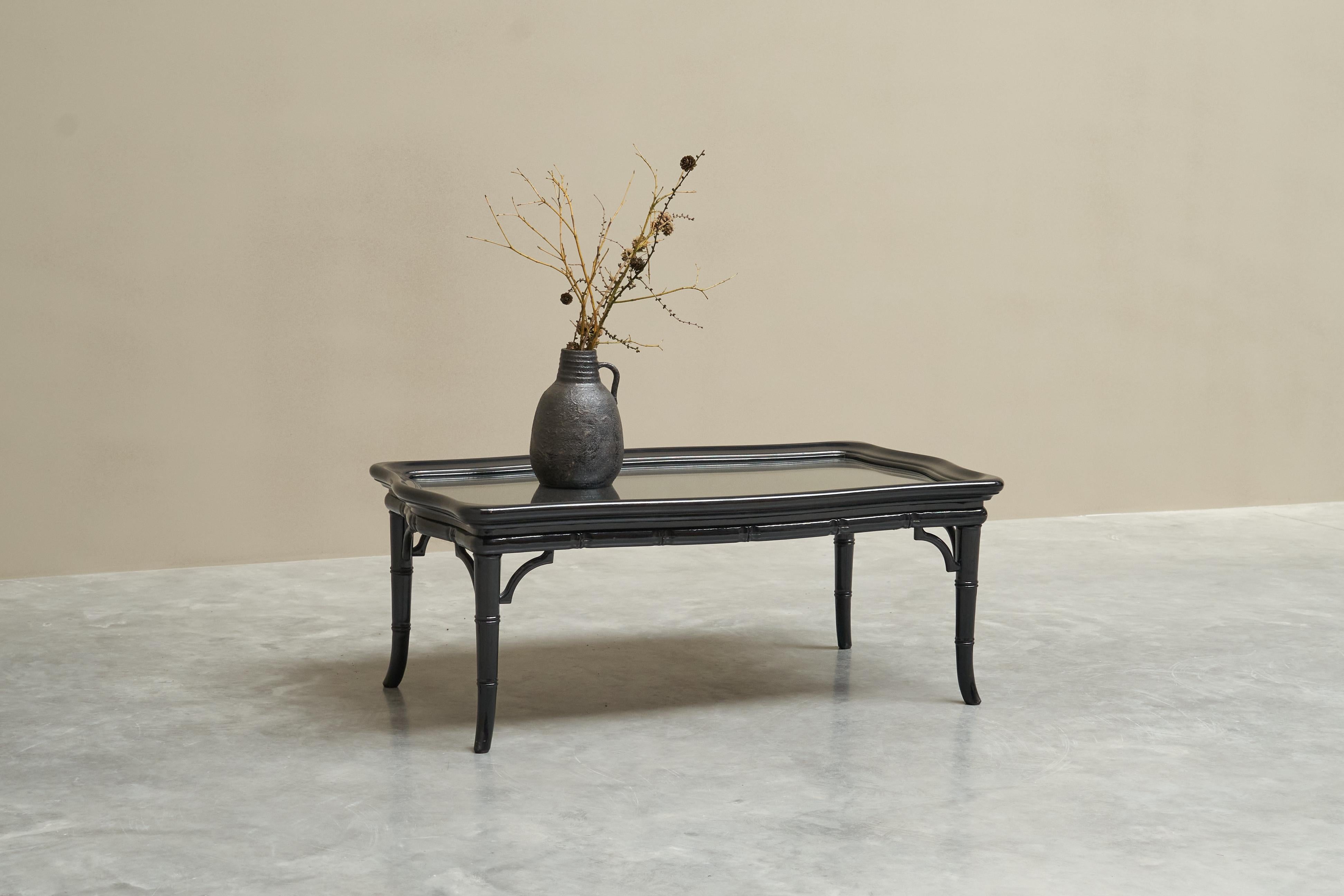 Elegance Table basse en faux bambou, bois laqué noir et verre 1960s en vente 4