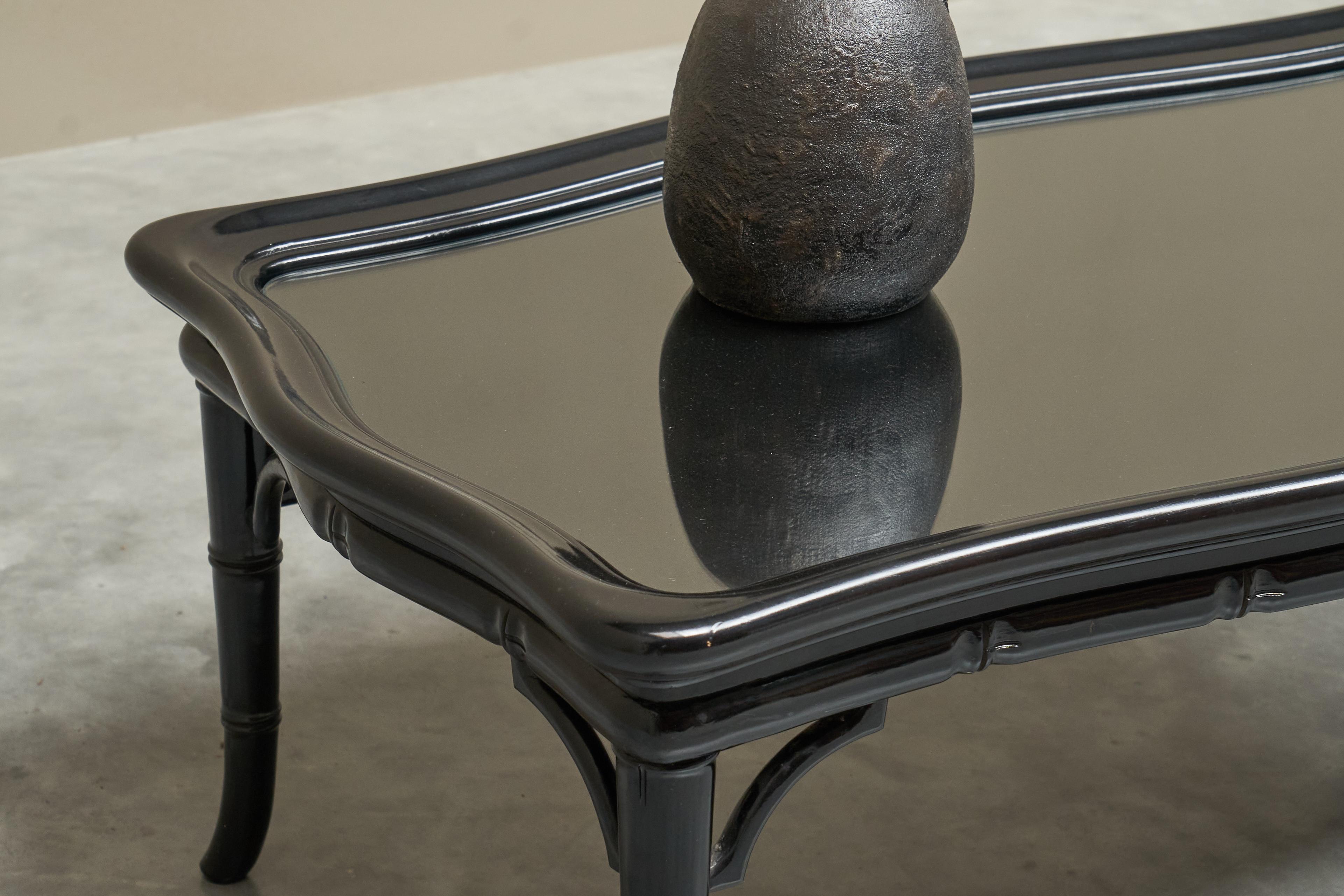 Elegance Table basse en faux bambou, bois laqué noir et verre 1960s en vente 5