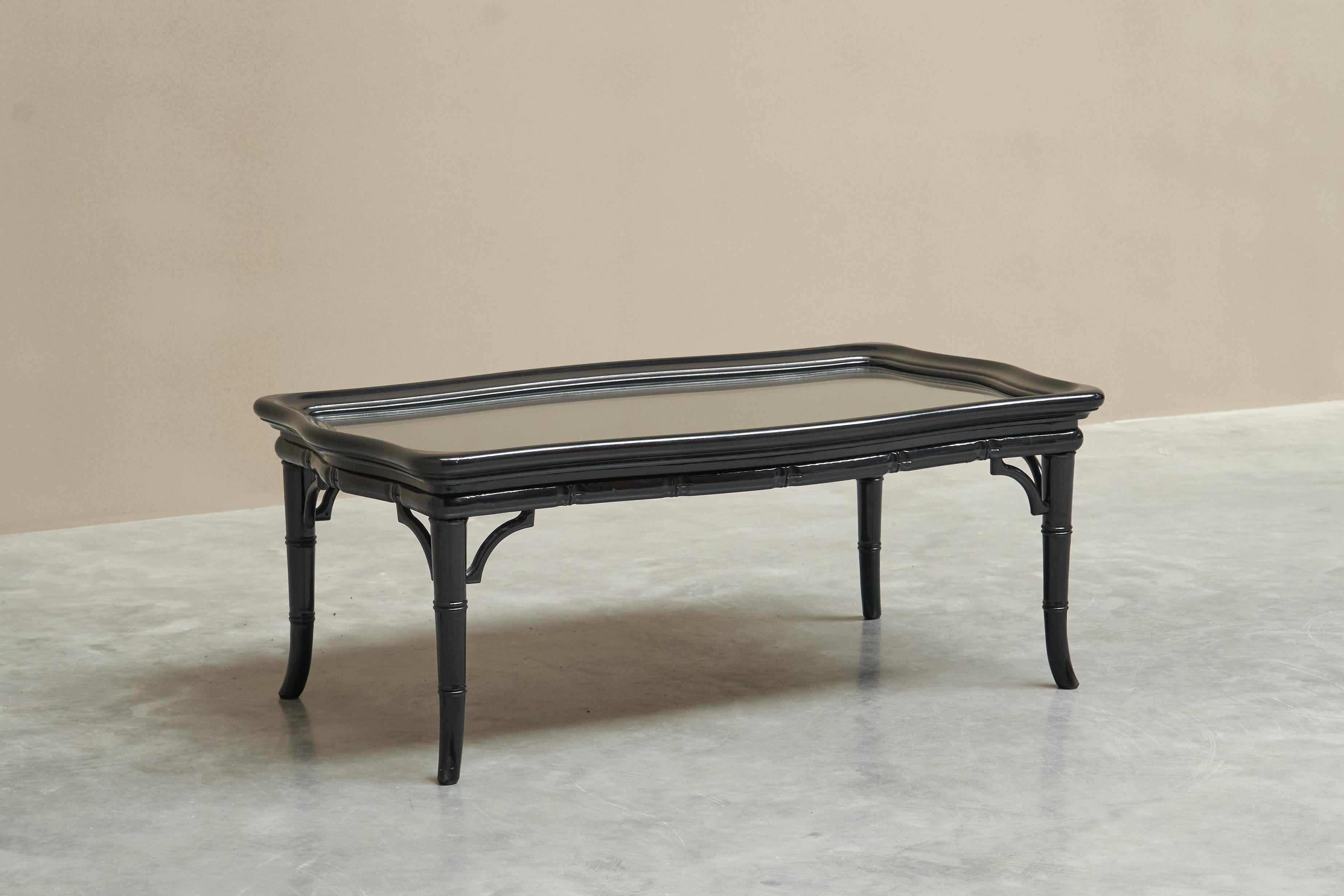 Élégante table basse en faux bambou, bois laqué noir et verre, Europe, années 1960.

Cette table basse en faux bambou de style Chippendale est très élégante. Elle est fabriquée en bois massif laqué et en verre. Magnifique forme festonnée et pieds