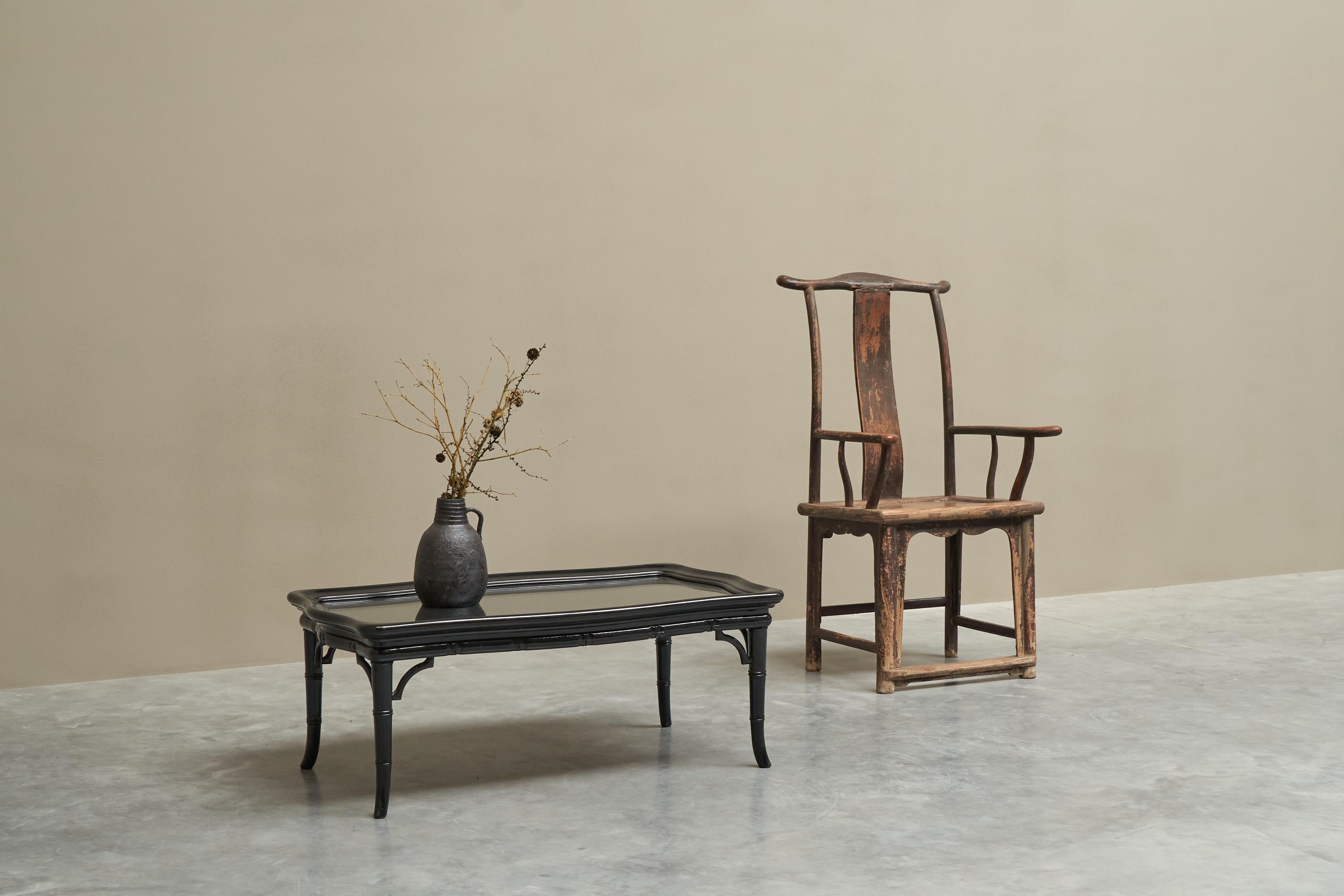 Mid-Century Modern Elegance Table basse en faux bambou, bois laqué noir et verre 1960s en vente