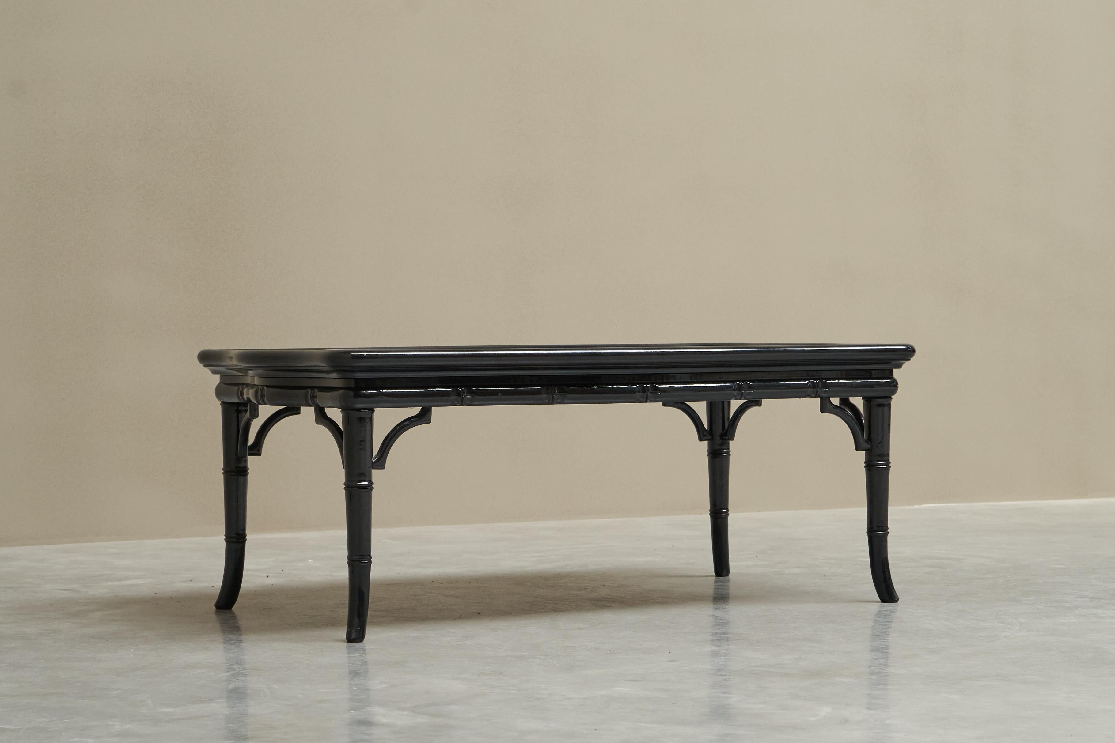 Européen Elegance Table basse en faux bambou, bois laqué noir et verre 1960s en vente
