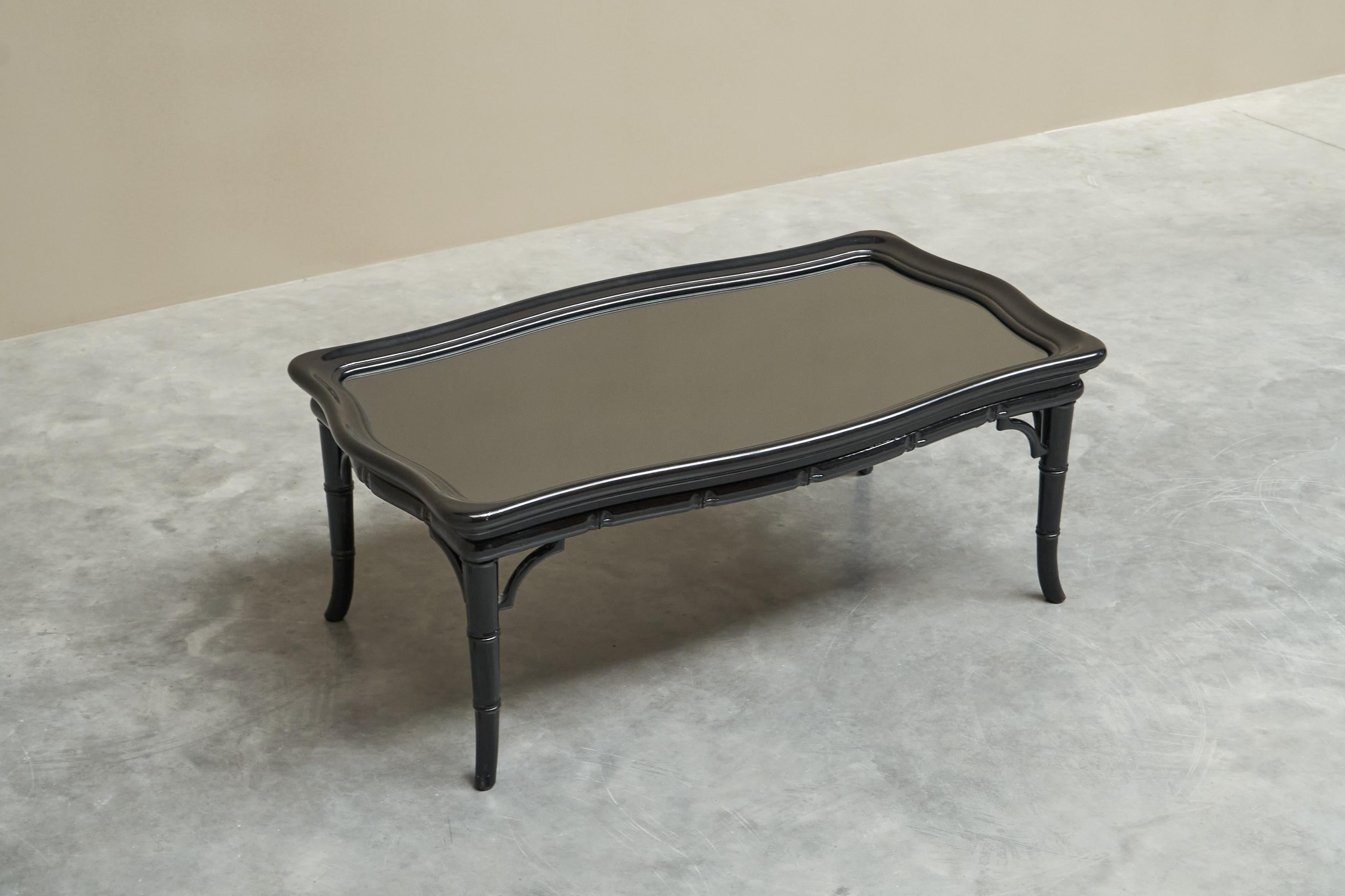 Elegance Table basse en faux bambou, bois laqué noir et verre 1960s Bon état - En vente à Meer, VAN