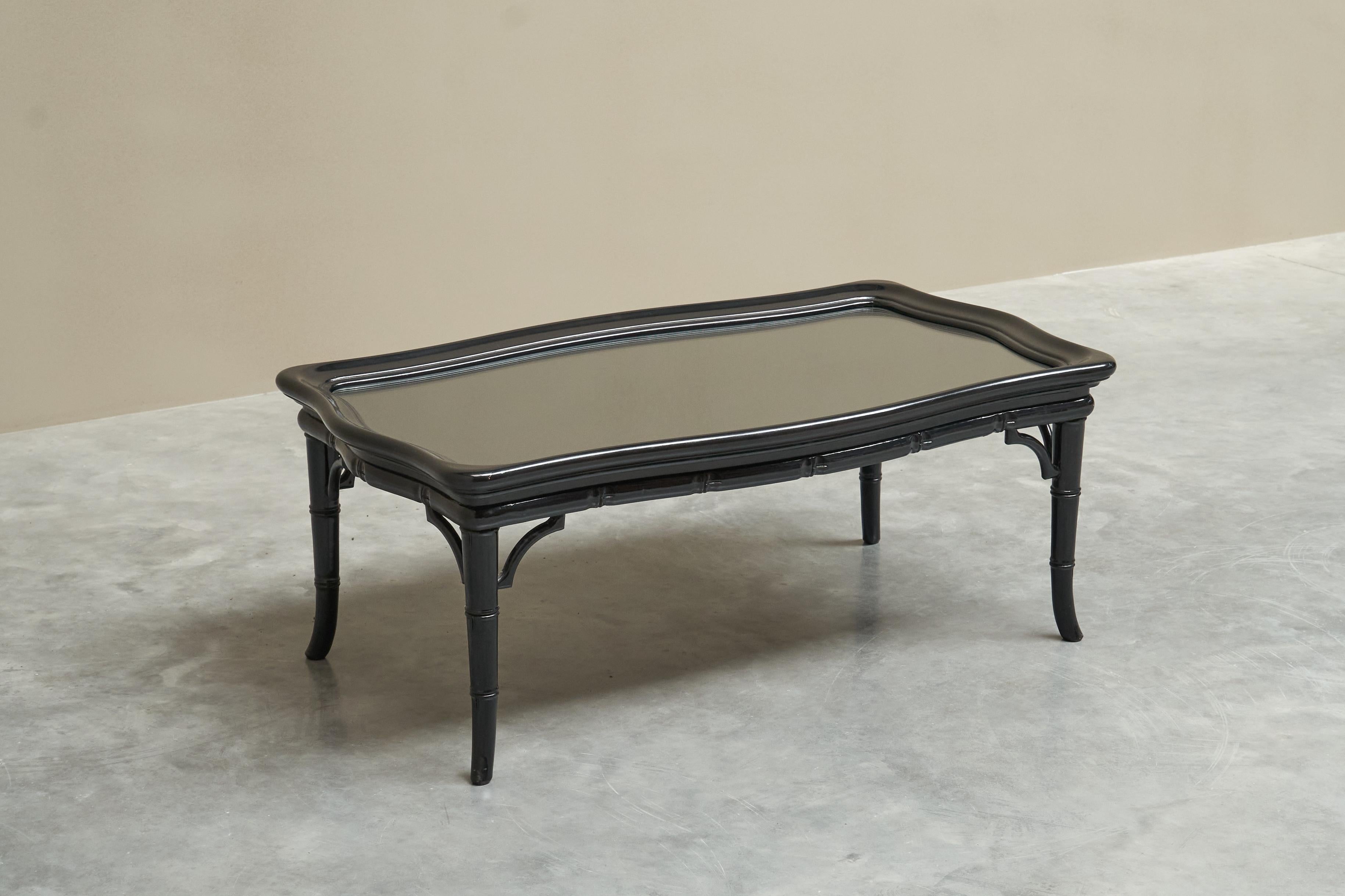 Verre Elegance Table basse en faux bambou, bois laqué noir et verre 1960s en vente
