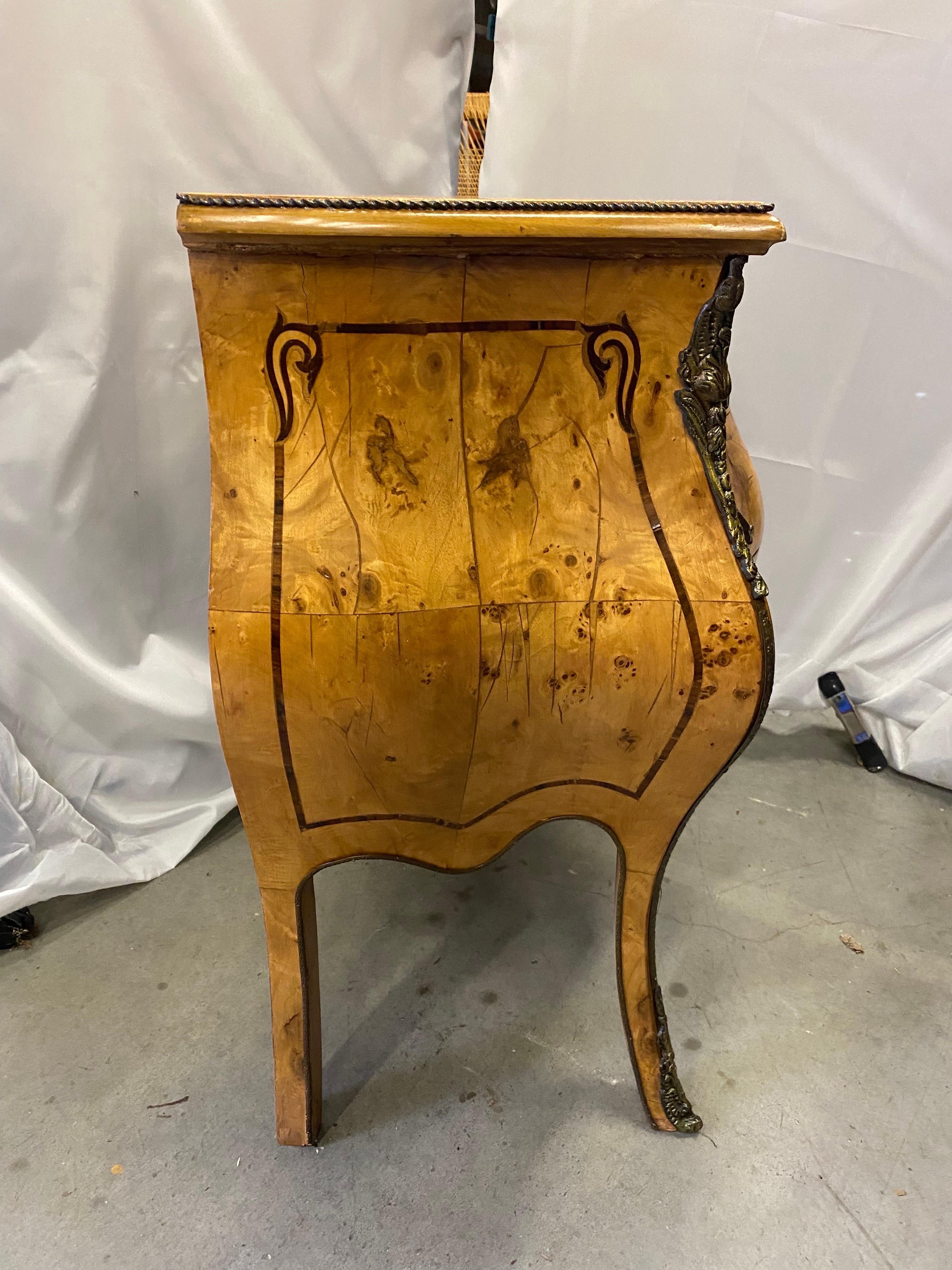 Laiton Élégante commode d'appoint bombée italienne en bois d'olivier figuratif en vente