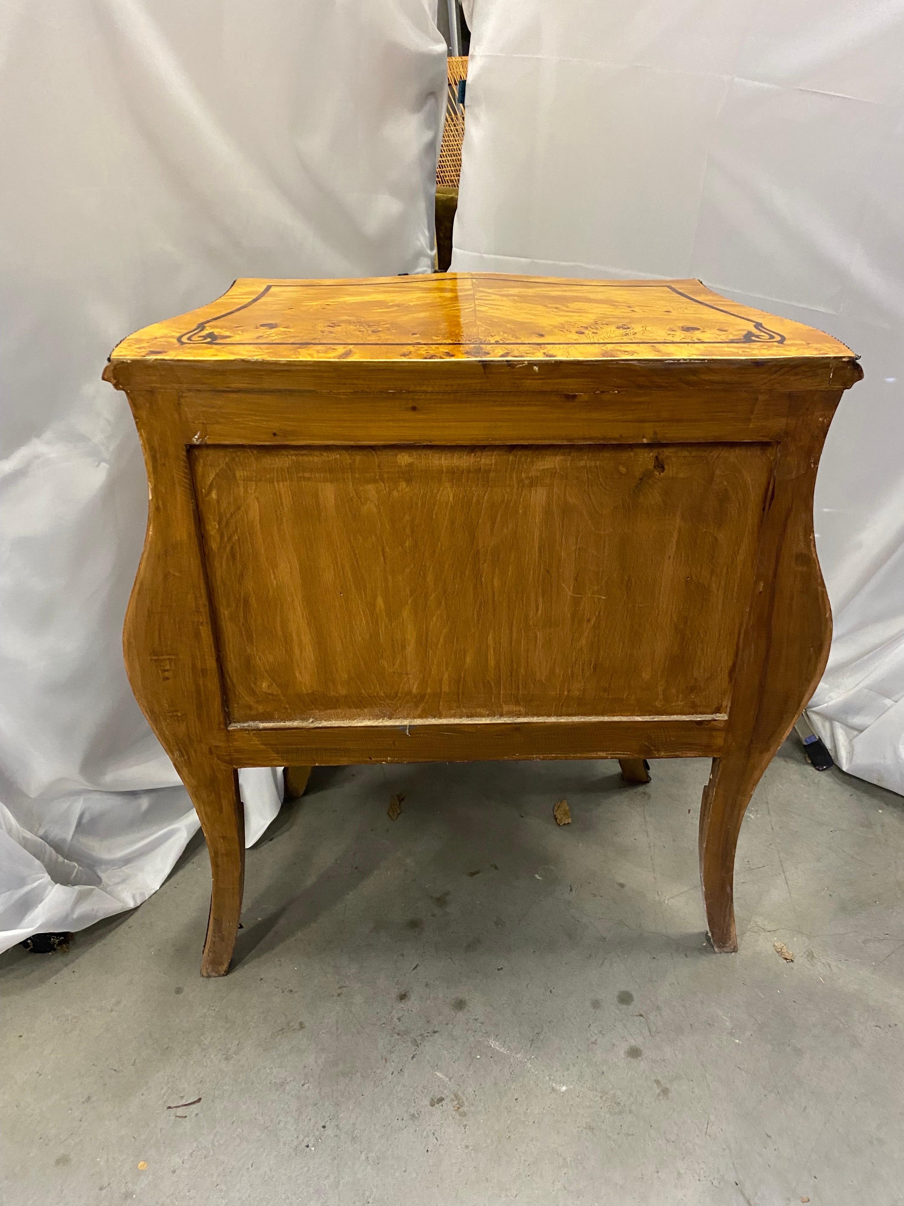 Élégante commode d'appoint bombée italienne en bois d'olivier figuratif en vente 2