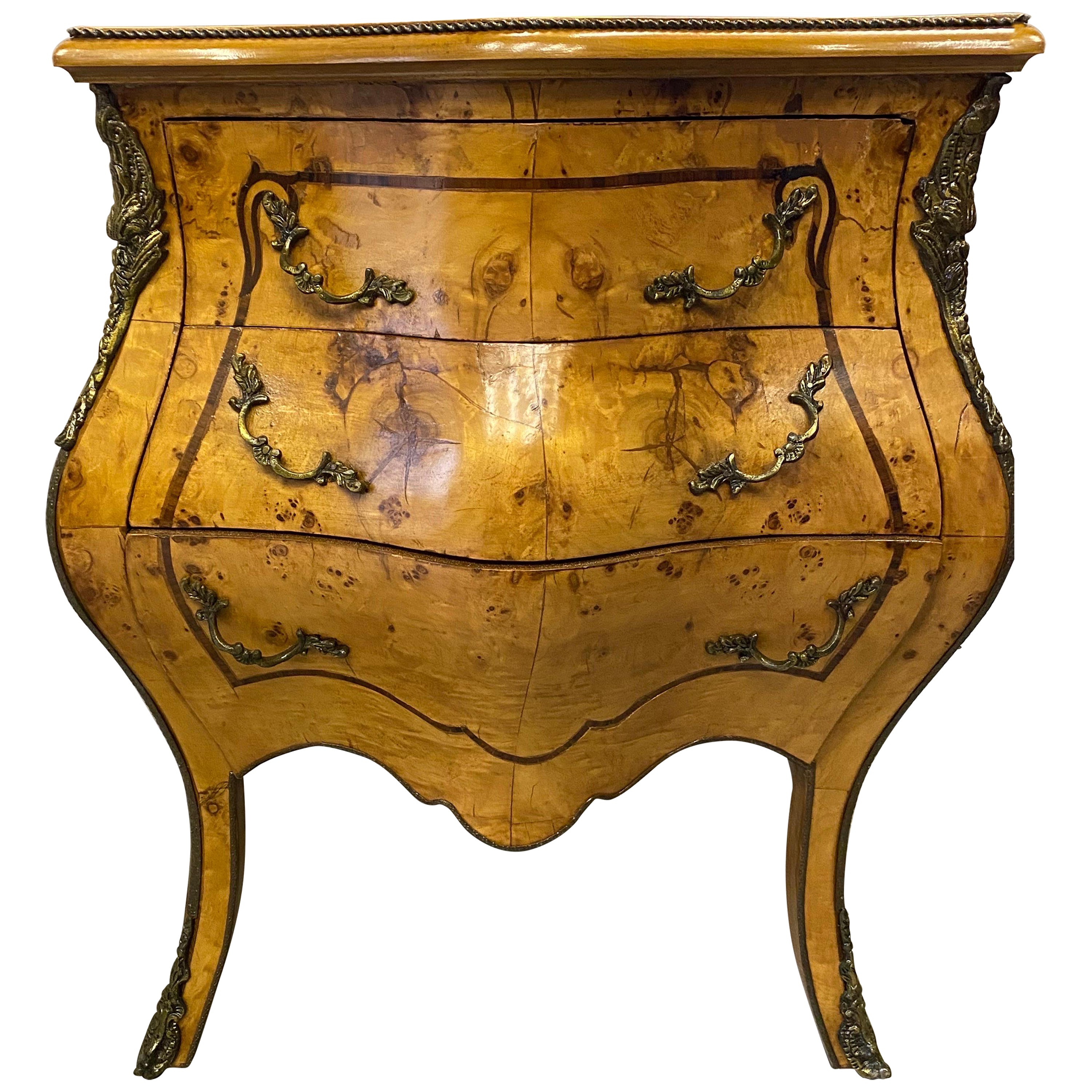 Élégante commode d'appoint bombée italienne en bois d'olivier figuratif en vente
