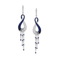 Boucles d'oreilles modernes et élégantes en or blanc avec saphirs bleus et diamants