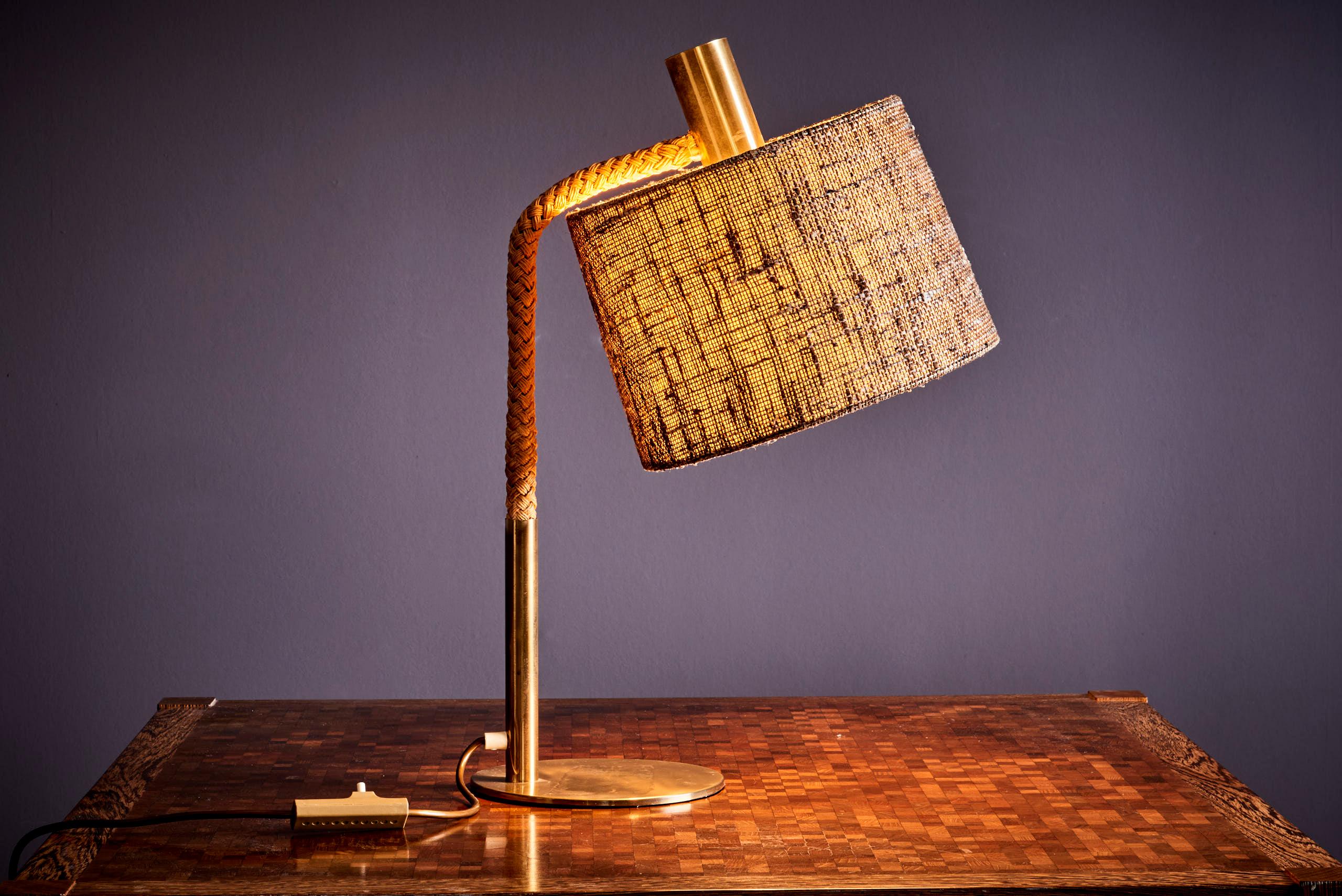 Elegant 1970 lampe de table à bras de corde avec abat-jour vintage original.Le diamètre se réfère à l'abat-jour, la base du lampadaire est 19,5cm.