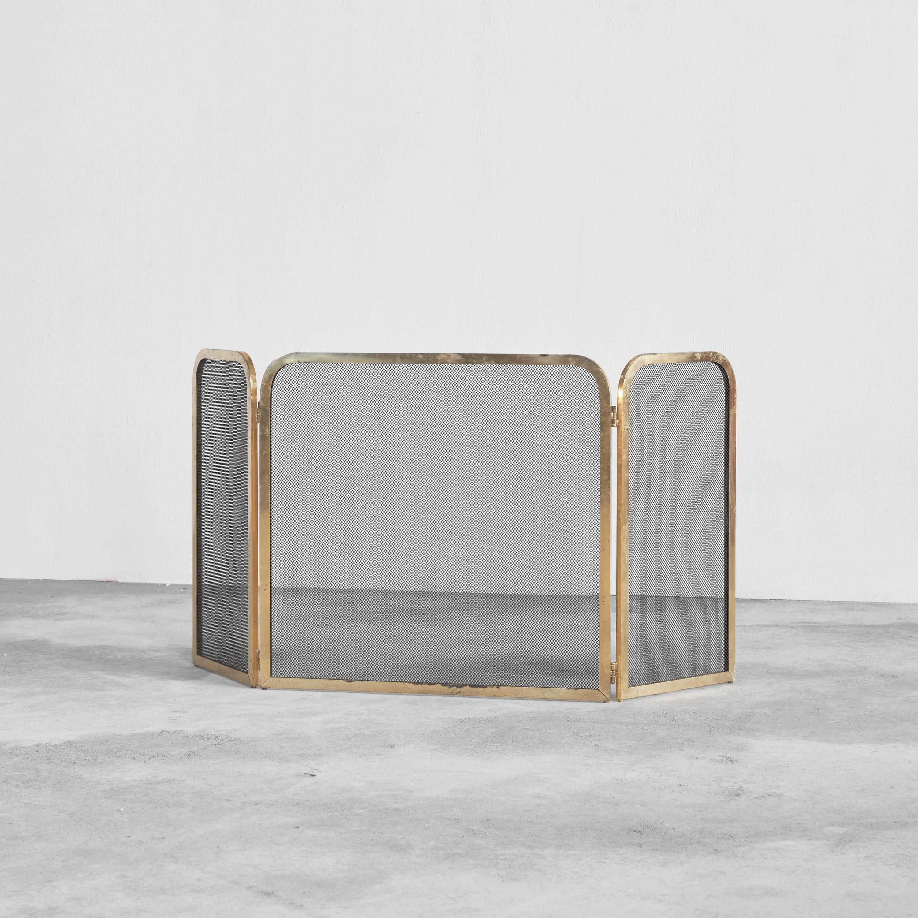 Elegant fire screen in patinated brass, 1970s.

Wonderfully patinated foldable fire screen in brass, made in the 60s or 70s of the 20th century. A practical piece with a very elegant appearance due to the rich use of brass and the patination these