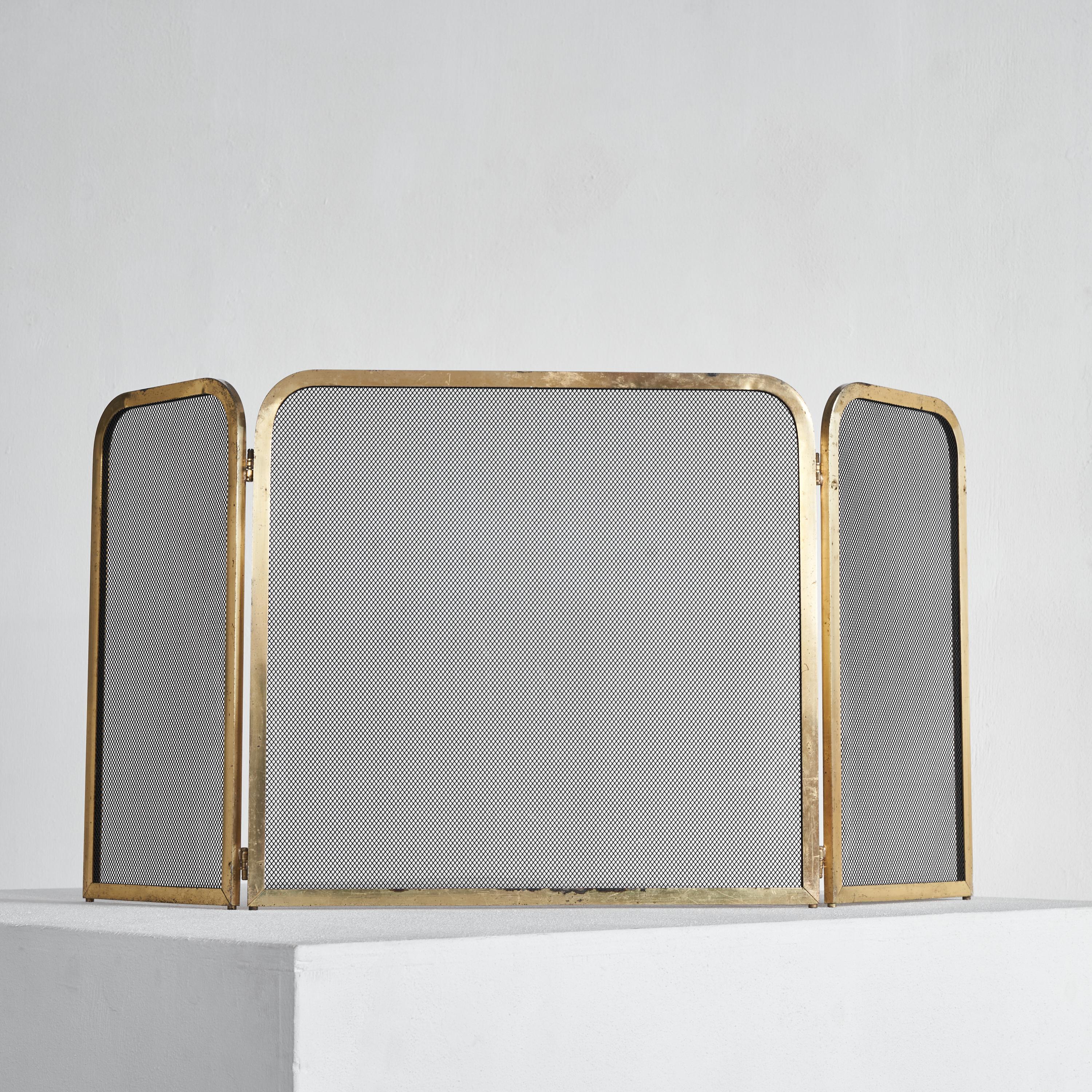 Elegant Fire Screen in Patinated Brass, 1970s In Good Condition In Tilburg, NL