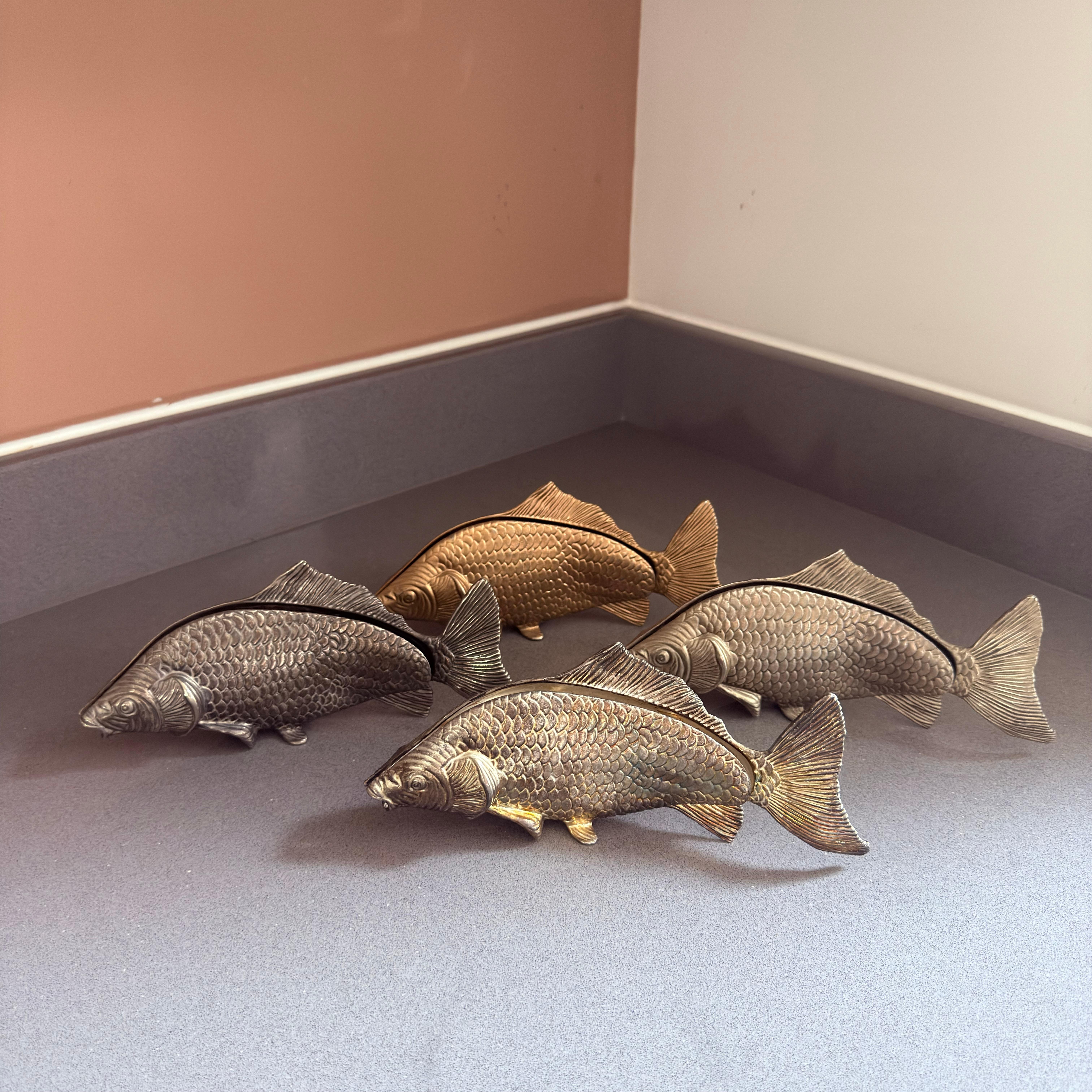 Britannico Eleganza dei portatovaglioli a forma di pesce placcati in argento Stile Sterling Decorazione da tavola di lusso in vendita
