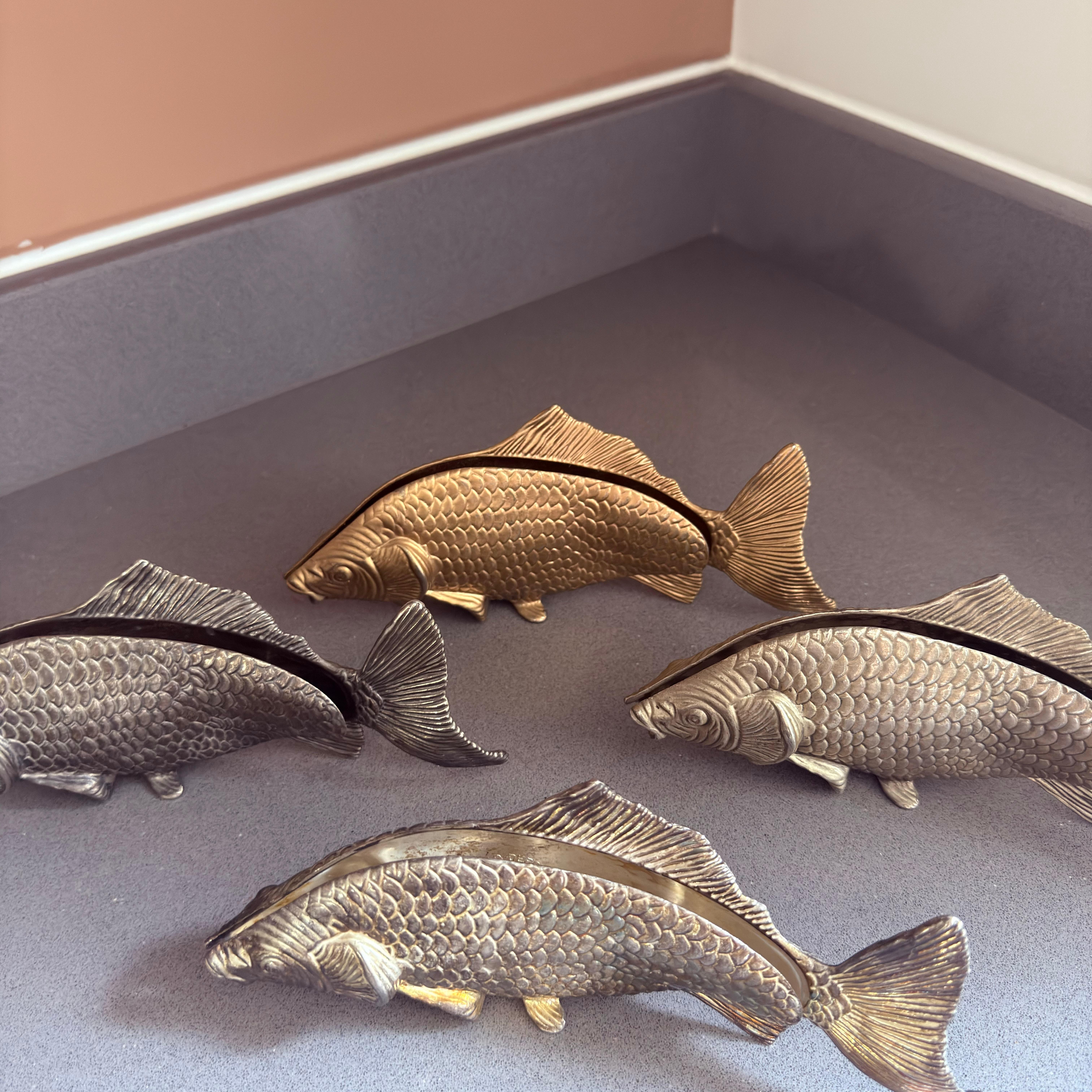 Metà XX secolo Eleganza dei portatovaglioli a forma di pesce placcati in argento Stile Sterling Decorazione da tavola di lusso in vendita