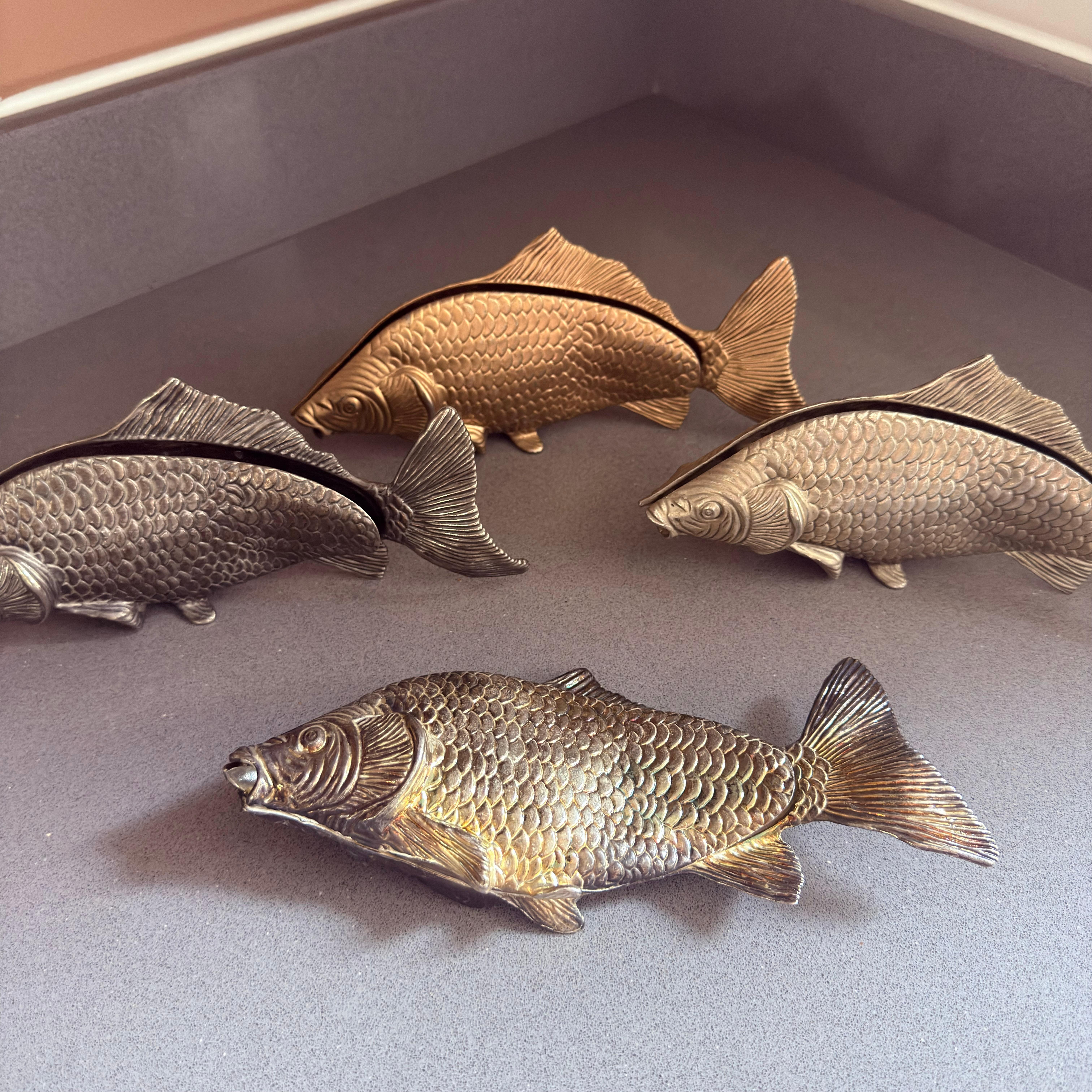 Metallo Eleganza dei portatovaglioli a forma di pesce placcati in argento Stile Sterling Decorazione da tavola di lusso in vendita