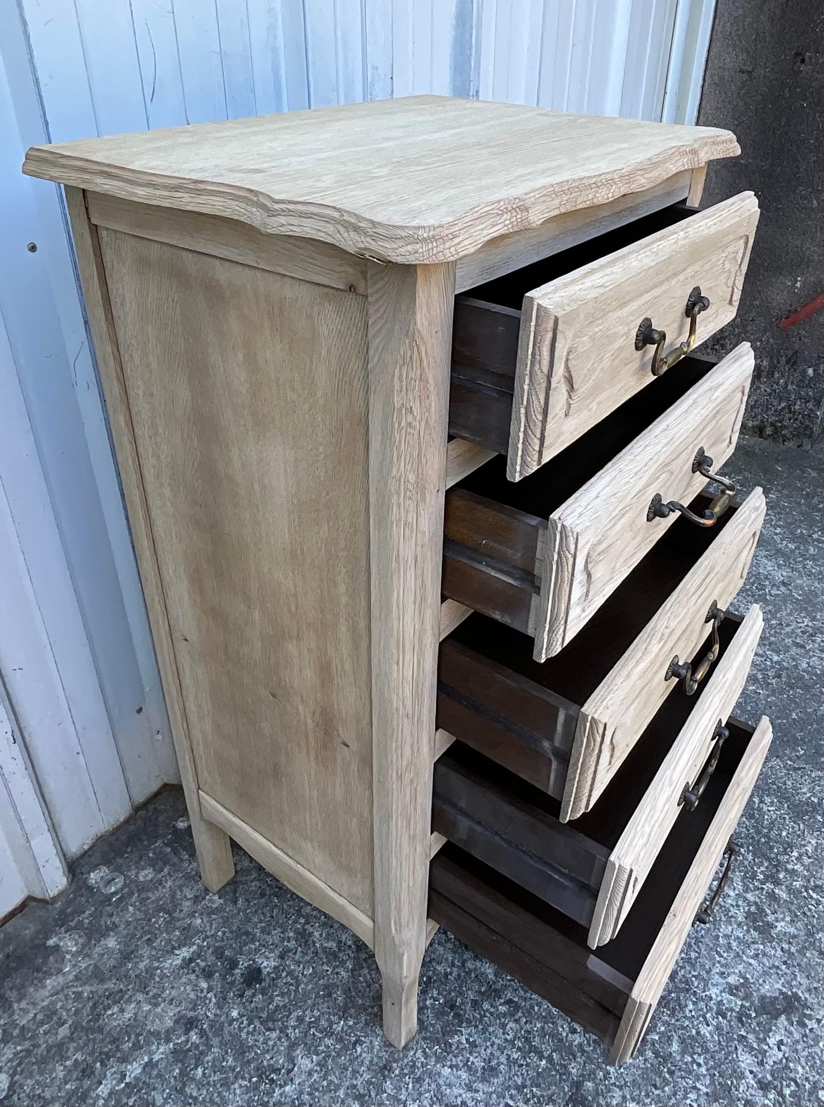Elegante cassettiera a cinque cassetti in stile Luigi XV contemporaneo - CIRCA 1980 in vendita 4